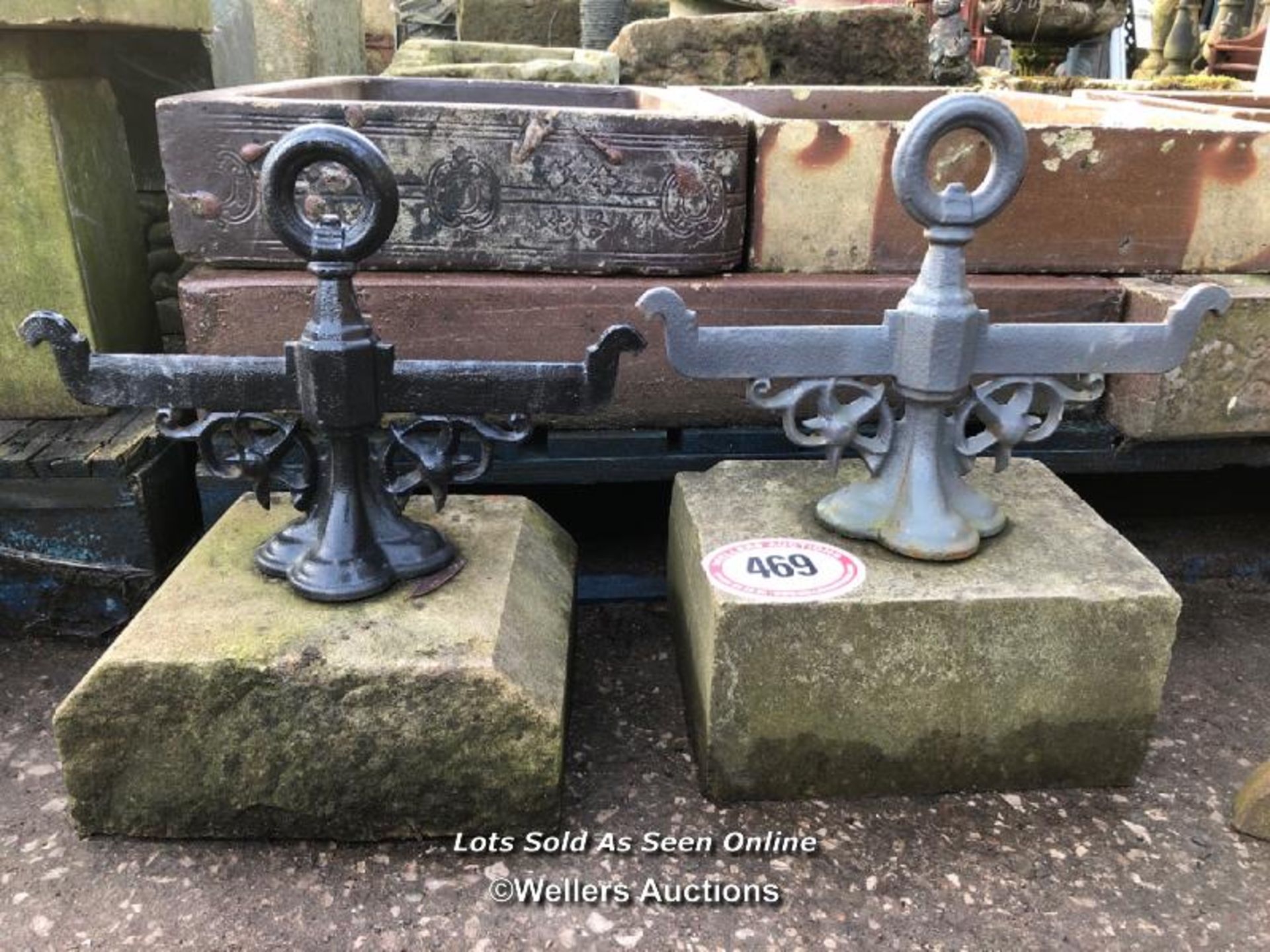 TWO MATCHING CAST IRON FOOT SCRAPERS ON STONE BASES - Bild 3 aus 6