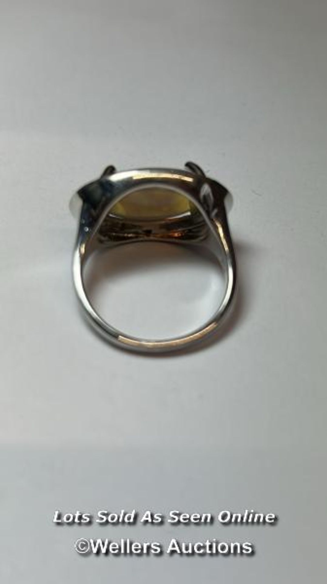 An opel ring in white metal stamped 925 for silver, ring size Q, and a chrysoberyl ring in white - Bild 4 aus 5