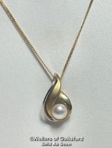 A cultured pearl and 9ct gold twist pendant on a 9ct gold chain, pendant 1.5cm long, lenth of