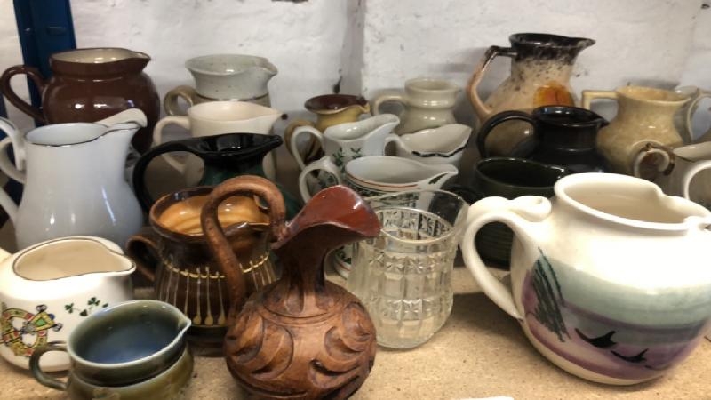 A large collection of assorted jugs including Belleek / AN42 - Bild 10 aus 13