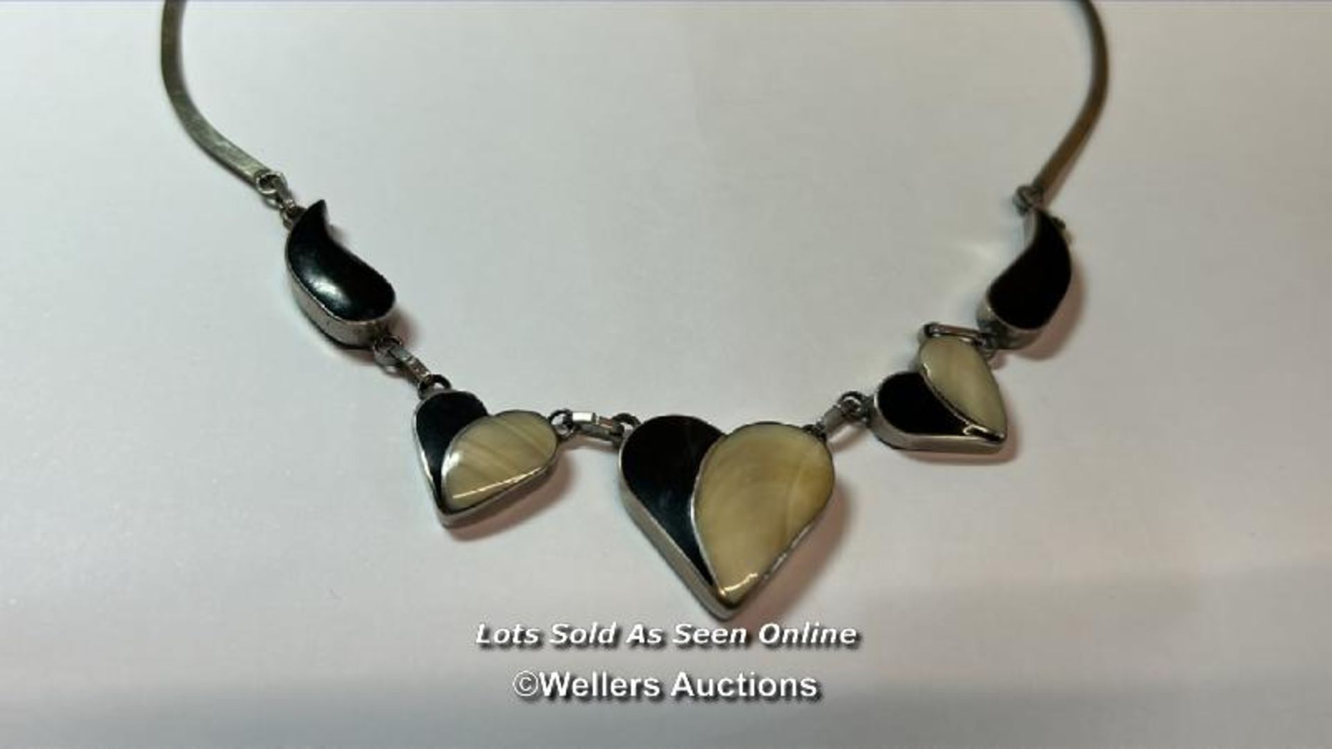 Double sided mother of pearl and black onyx necklace in silver coloured metal / SF - Image 2 of 4