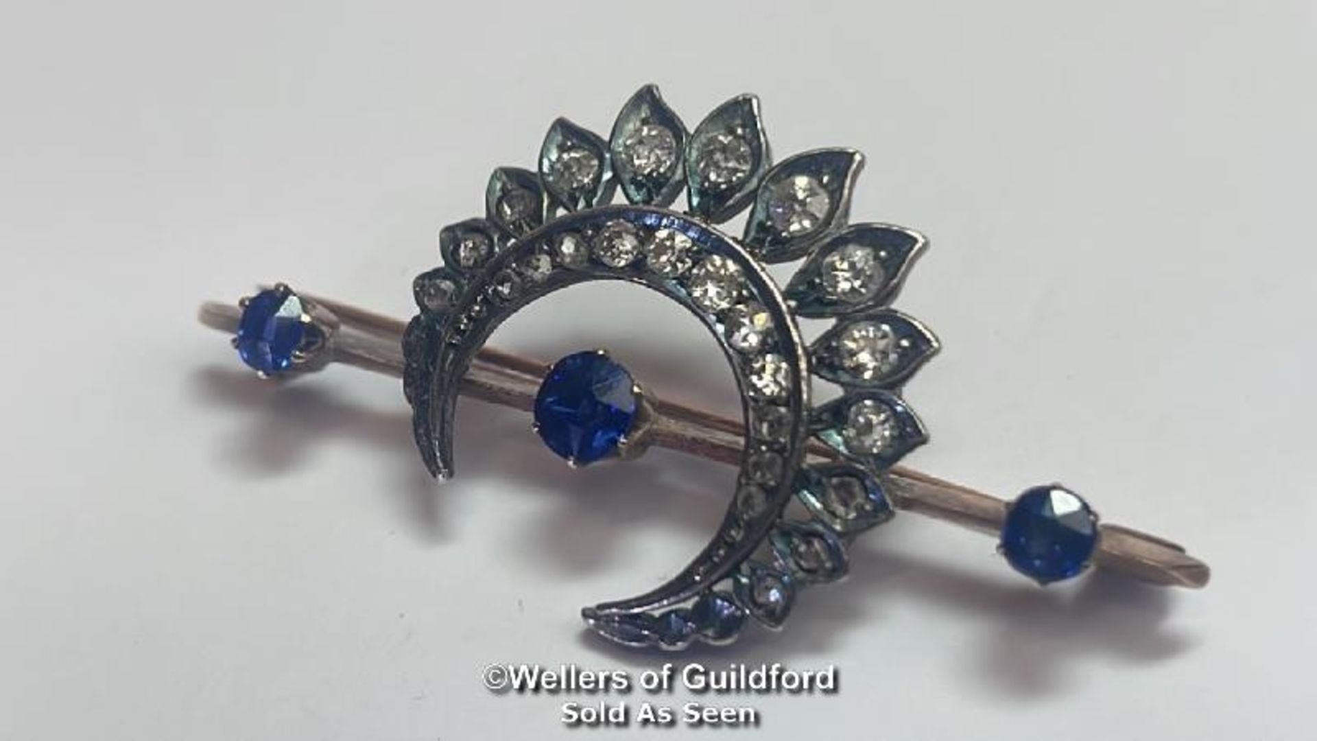 Late Victorian diamond and sapphire cresent bar brooch. Three round old cut sapphires estimated - Bild 6 aus 15