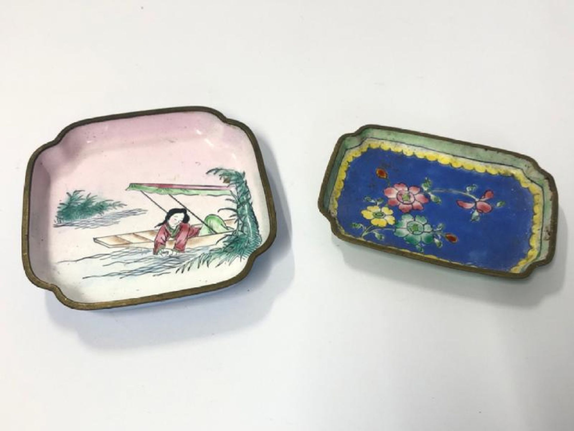 A pair of vintage miniature cloisonne vases (5cm high) on wooden bases with a matching round trinket - Image 6 of 7