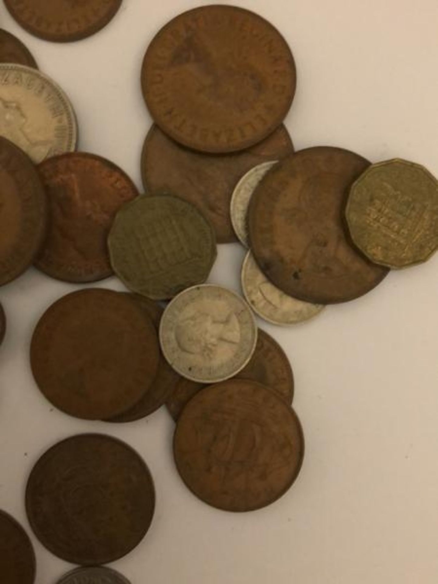 A large quantity of Queen Elizabeth II coins dating from 1953 - 1981 (with some years missing) / AN9 - Bild 5 aus 7