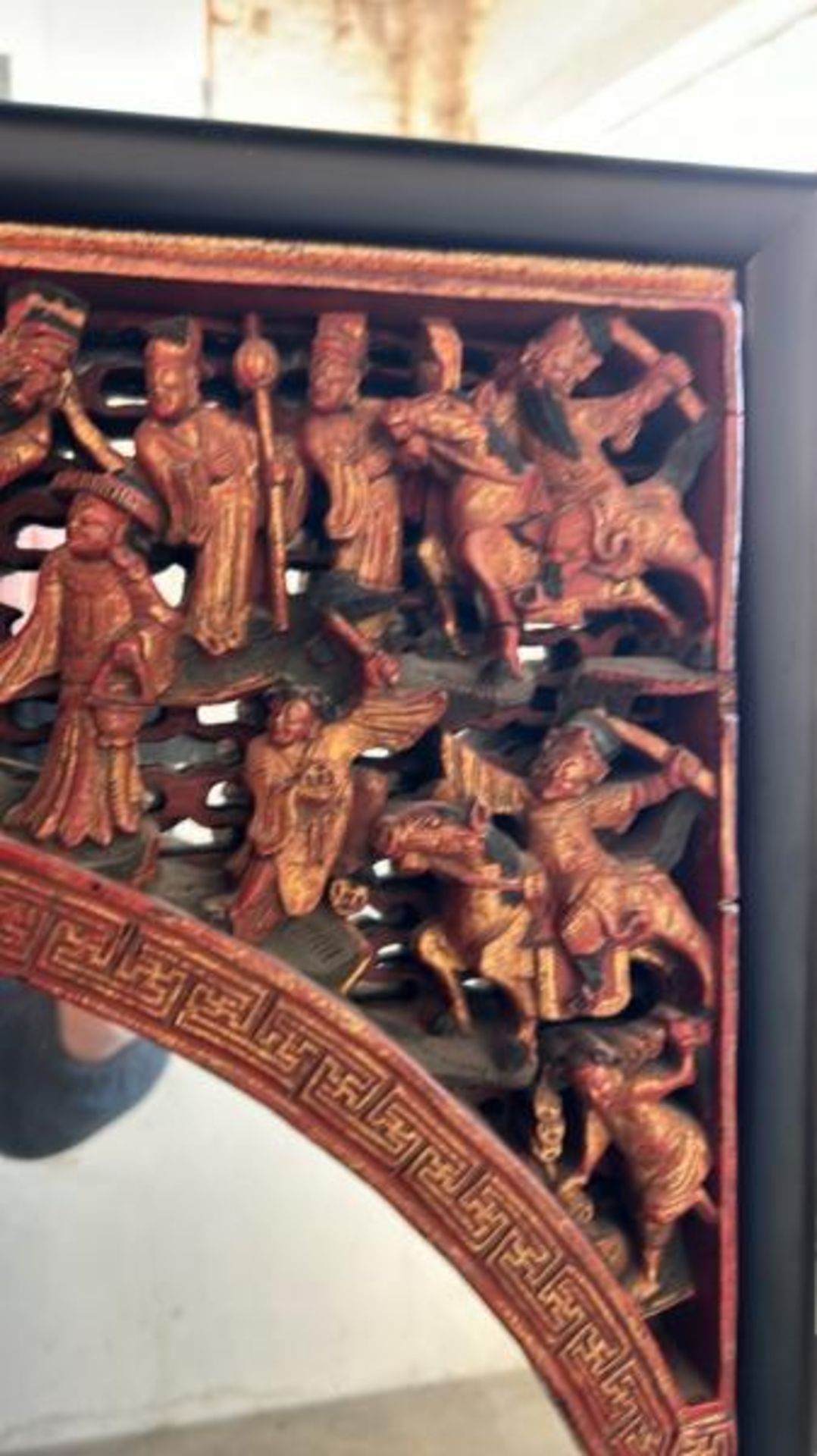 A carved and painted gilt Chinese mirror, with oriental figures in a relief arch at top, 65 x - Image 4 of 5