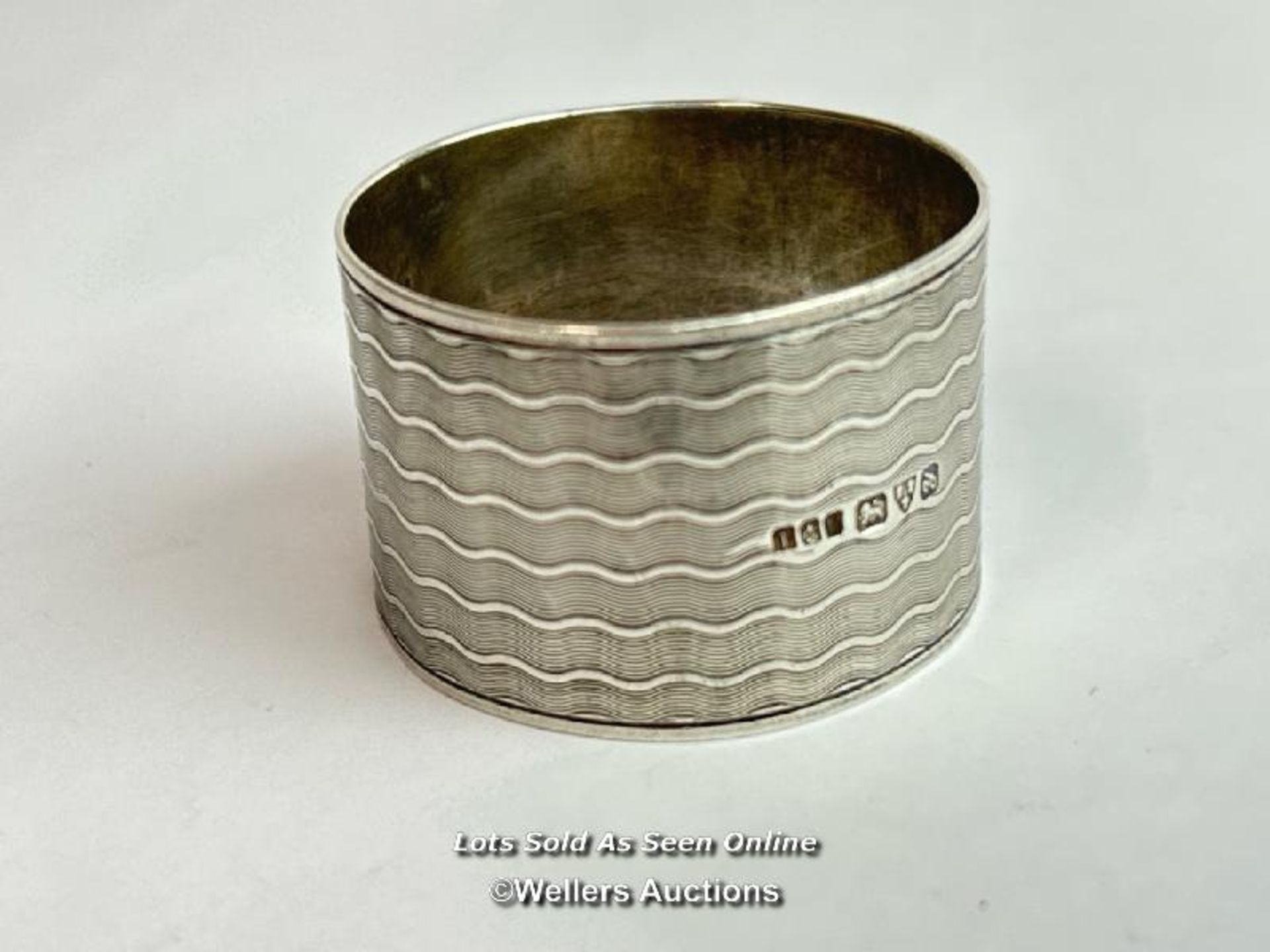 A collection of sterling silver including toast rack, napkin ring, silver & mother of pearl bread - Image 4 of 10