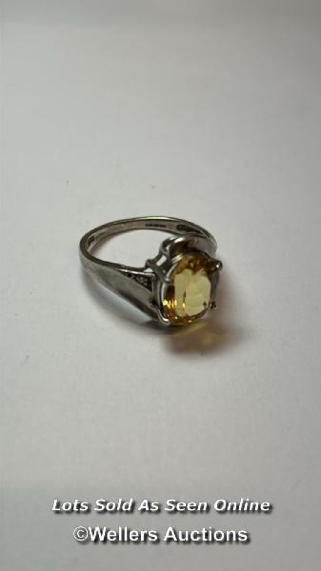 Hallmarked silver ring set with an ovel citrine and cubic zirconia detail on shoulders. Ring size, O - Bild 2 aus 3