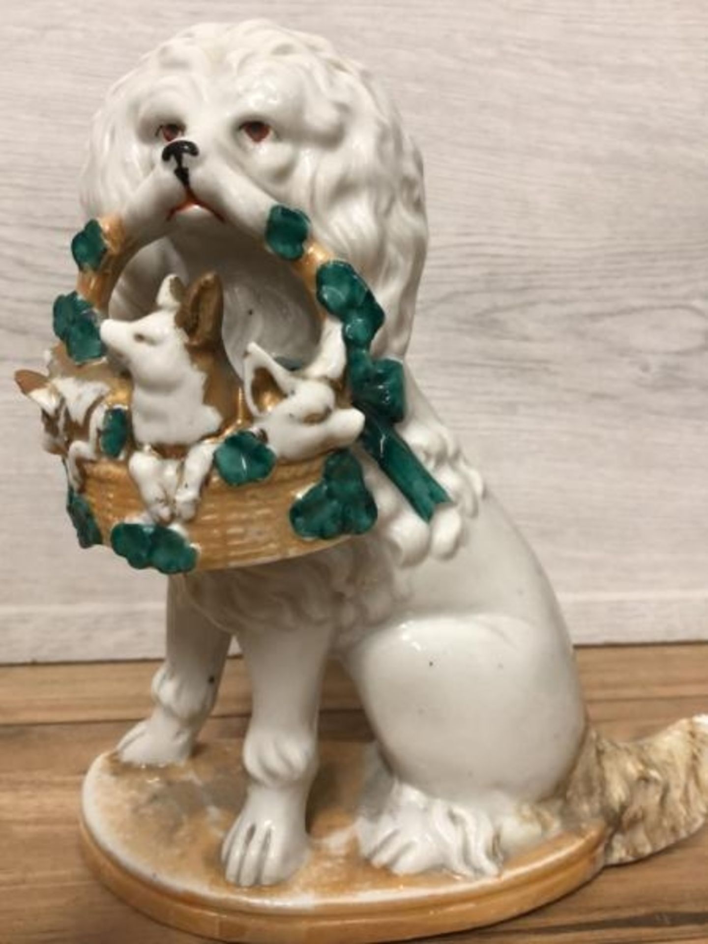 A pair of German porcelain Poodle dogs with baskets containing piglets, 19cm high / AN8 - Image 5 of 7