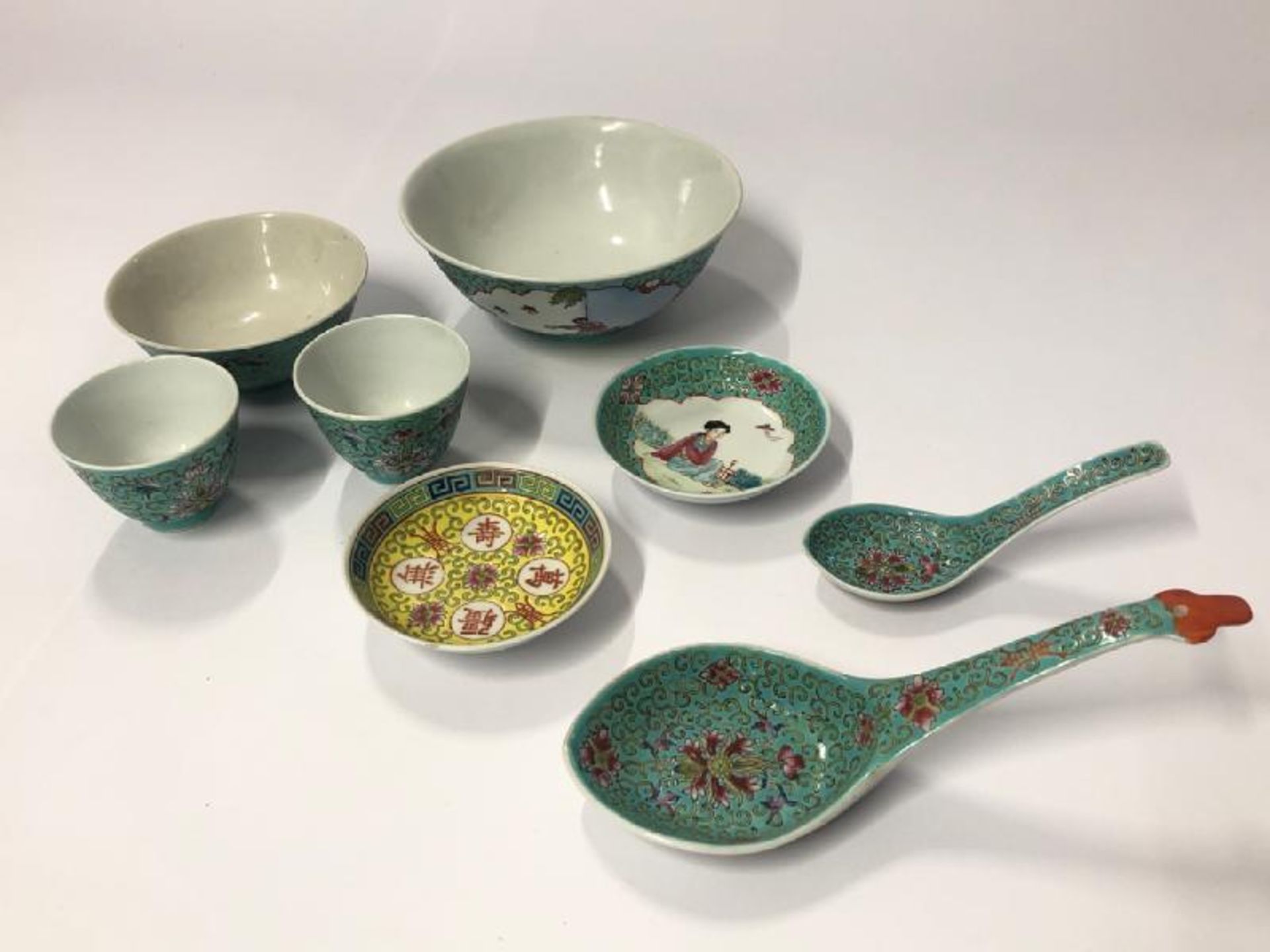 Matching vintage Chinese turqouise famille rose set comprising of soup bowls, cups and spoons(8) /