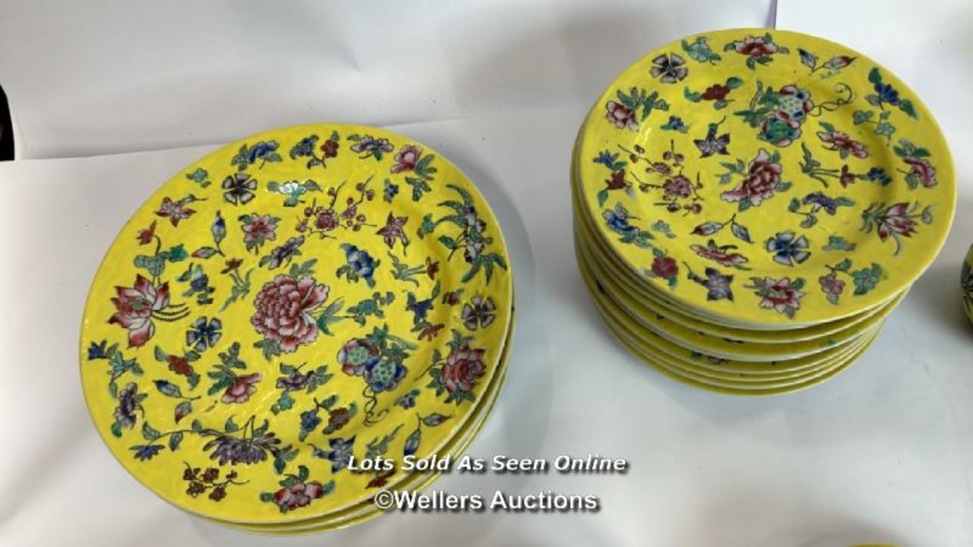 Vintage Chinese fourty five piece tea service, hand painted yellow with flowers / AN13 - Image 5 of 6