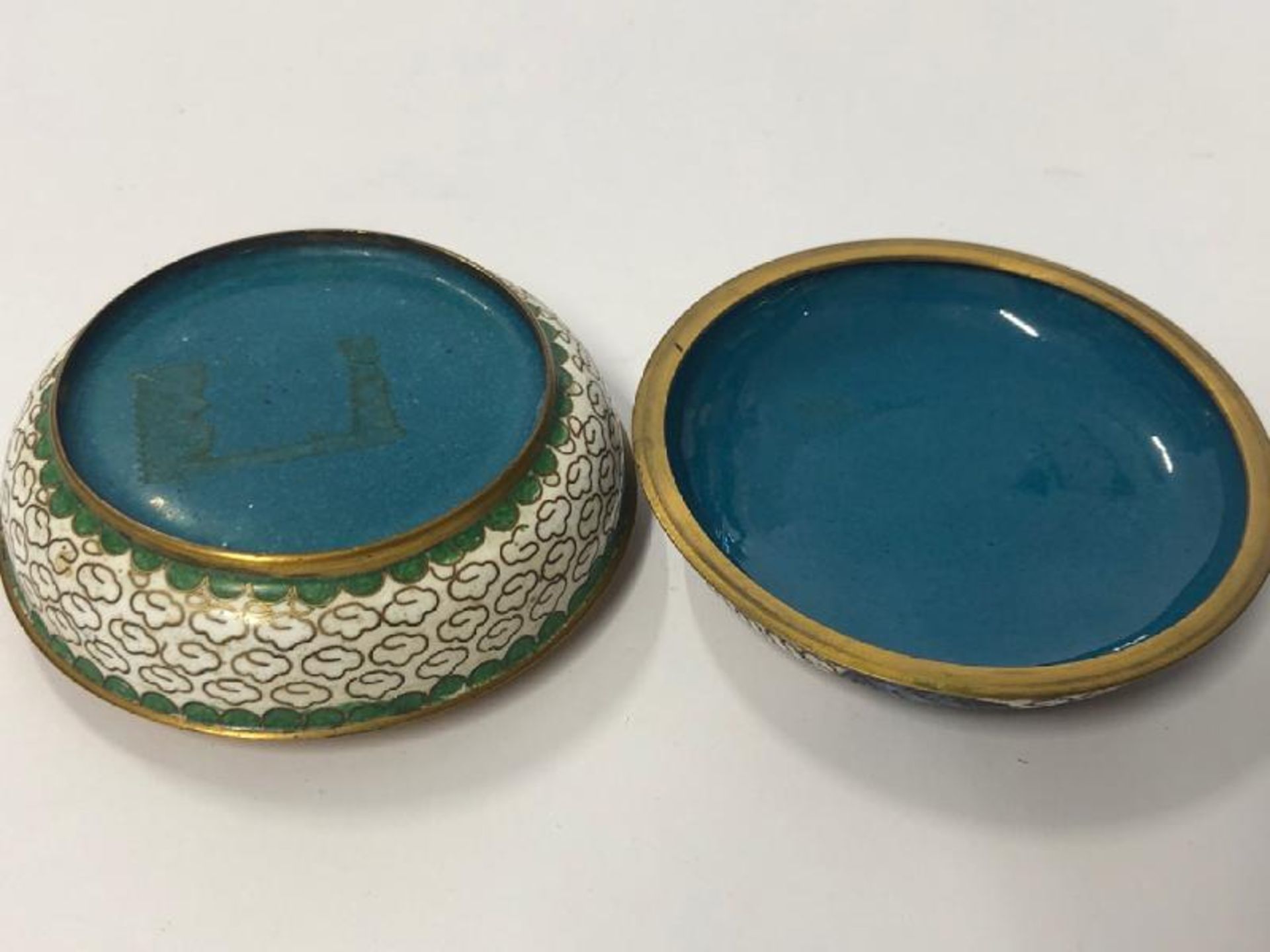 A pair of vintage miniature cloisonne vases (5cm high) on wooden bases with a matching round trinket - Image 5 of 7