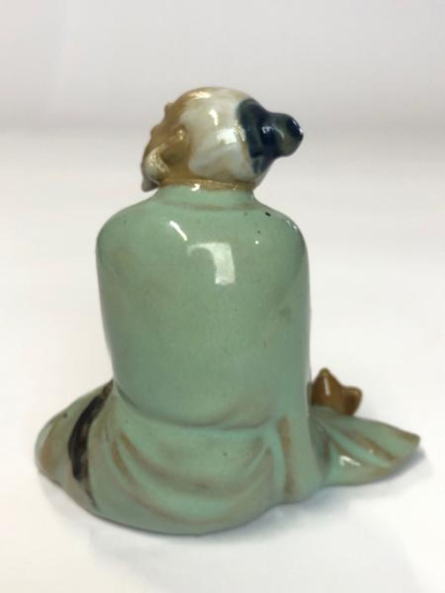 *Porcelain glazed figure of an old chinese man drinking tea, 9cm high (Lot subject to VAT) / AN3 - Image 2 of 3