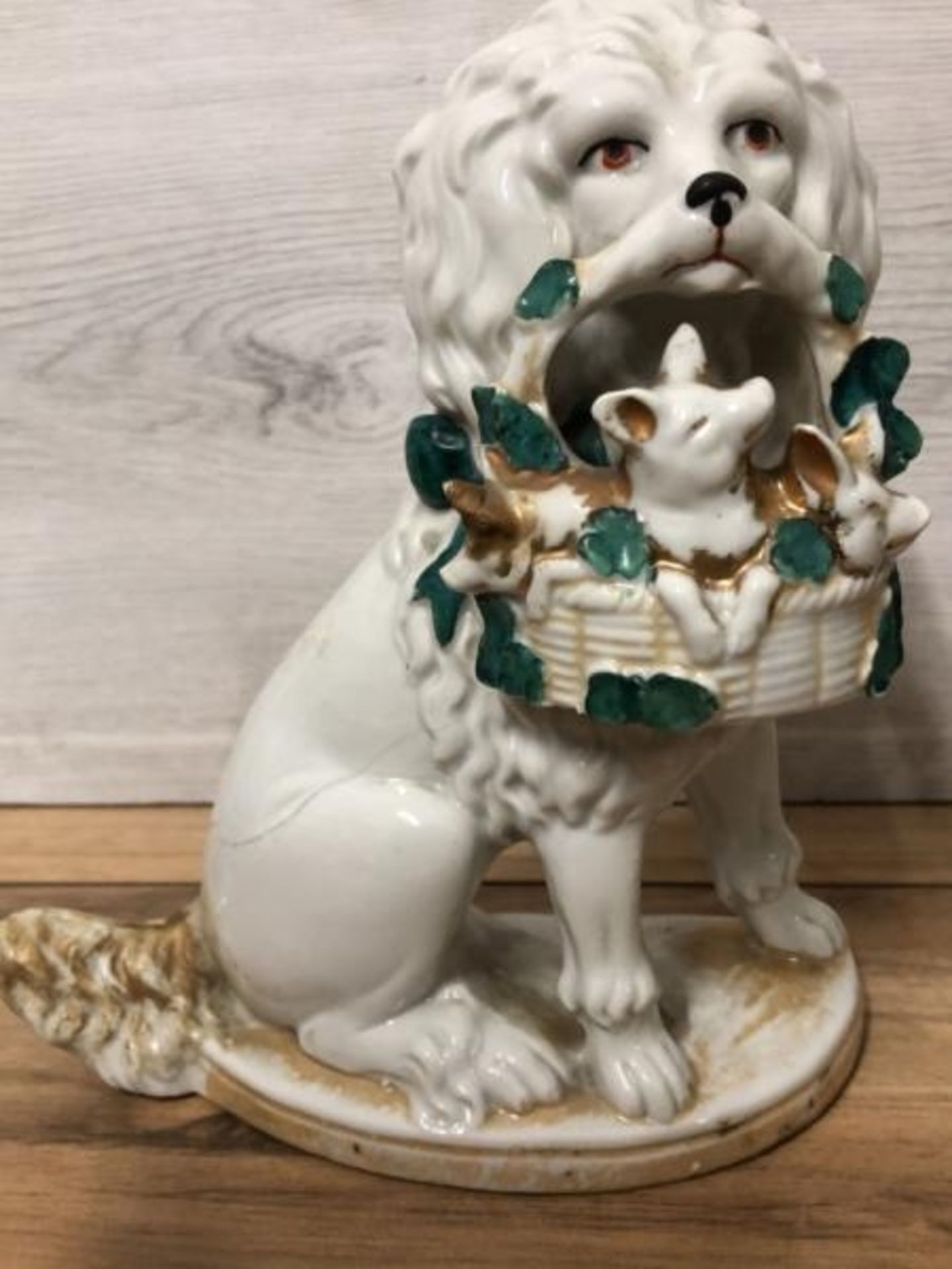 A pair of German porcelain Poodle dogs with baskets containing piglets, 19cm high / AN8 - Image 2 of 7