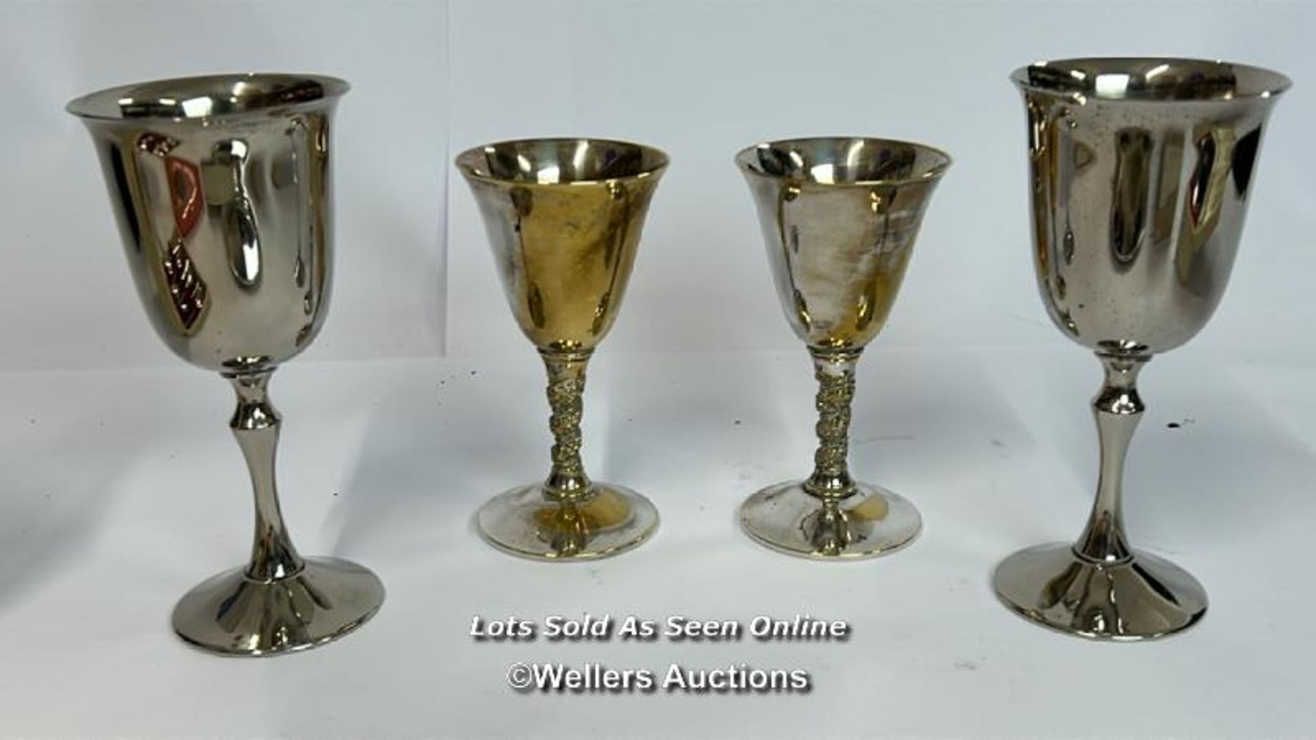 Two hallmarked silver top dressing table jars c1930, siver weight 29g, with variouse silver plate - Bild 11 aus 12