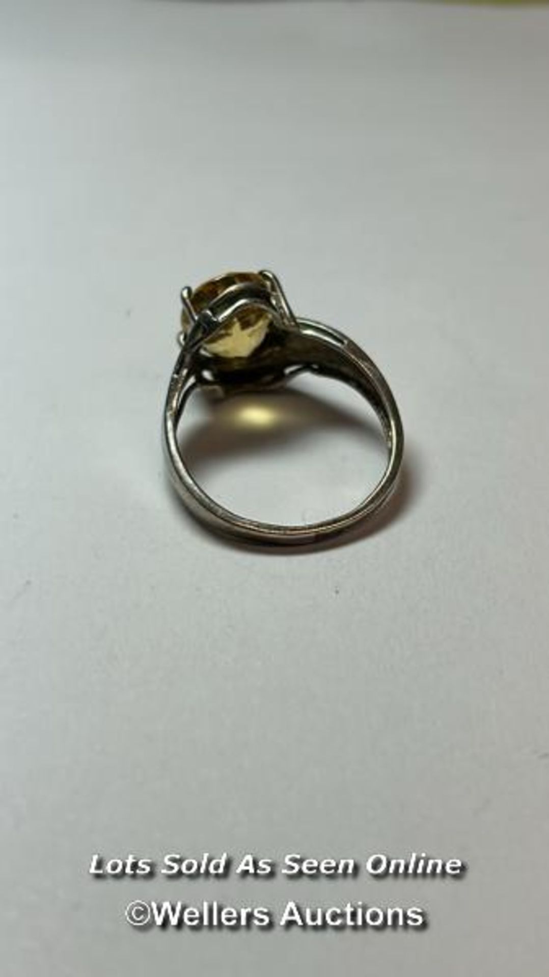 Hallmarked silver ring set with an ovel citrine and cubic zirconia detail on shoulders. Ring size, O - Bild 3 aus 3