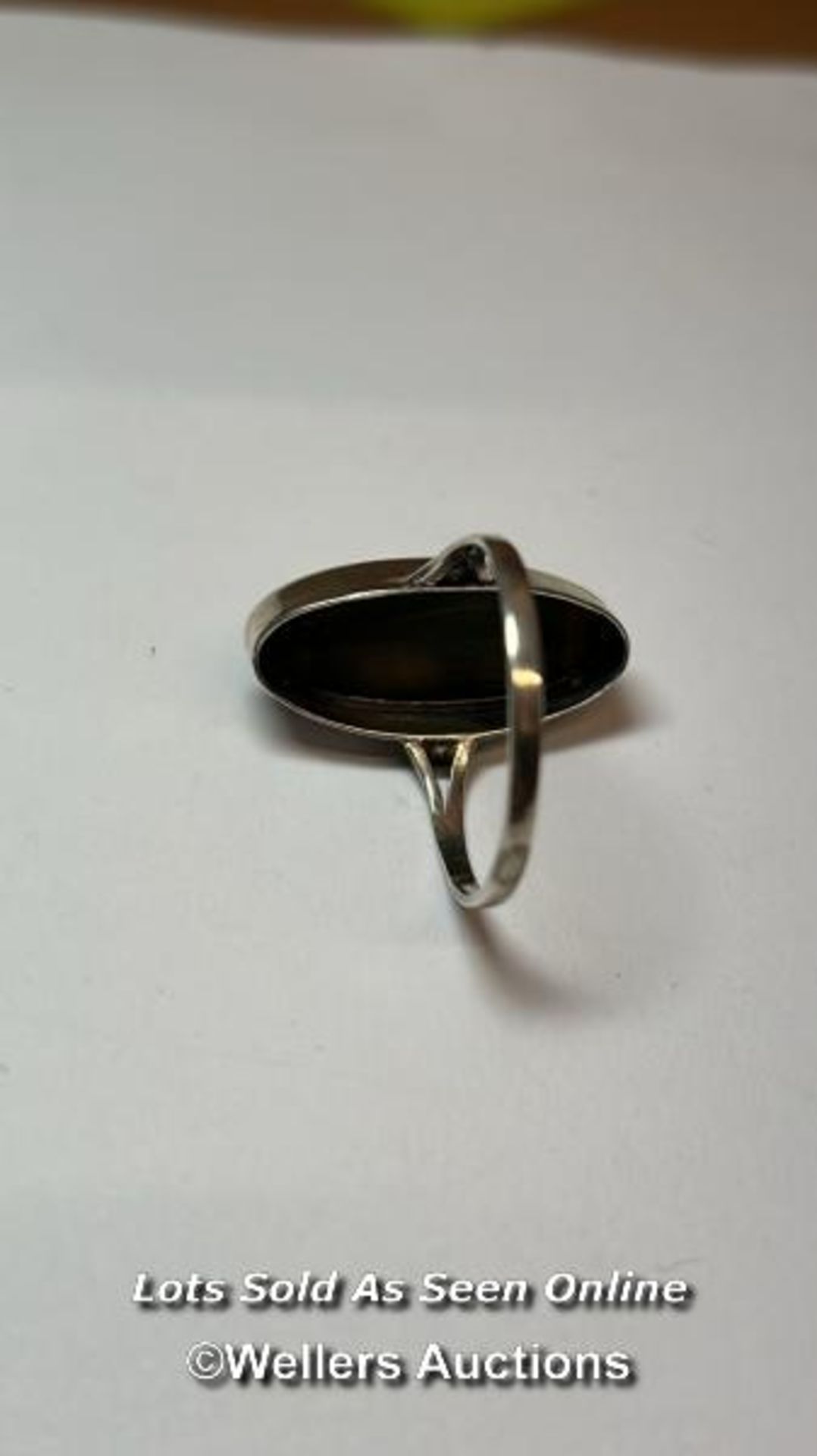 An opel ring in white metal stamped 925 for silver, ring size Q, and a chrysoberyl ring in white - Bild 3 aus 5