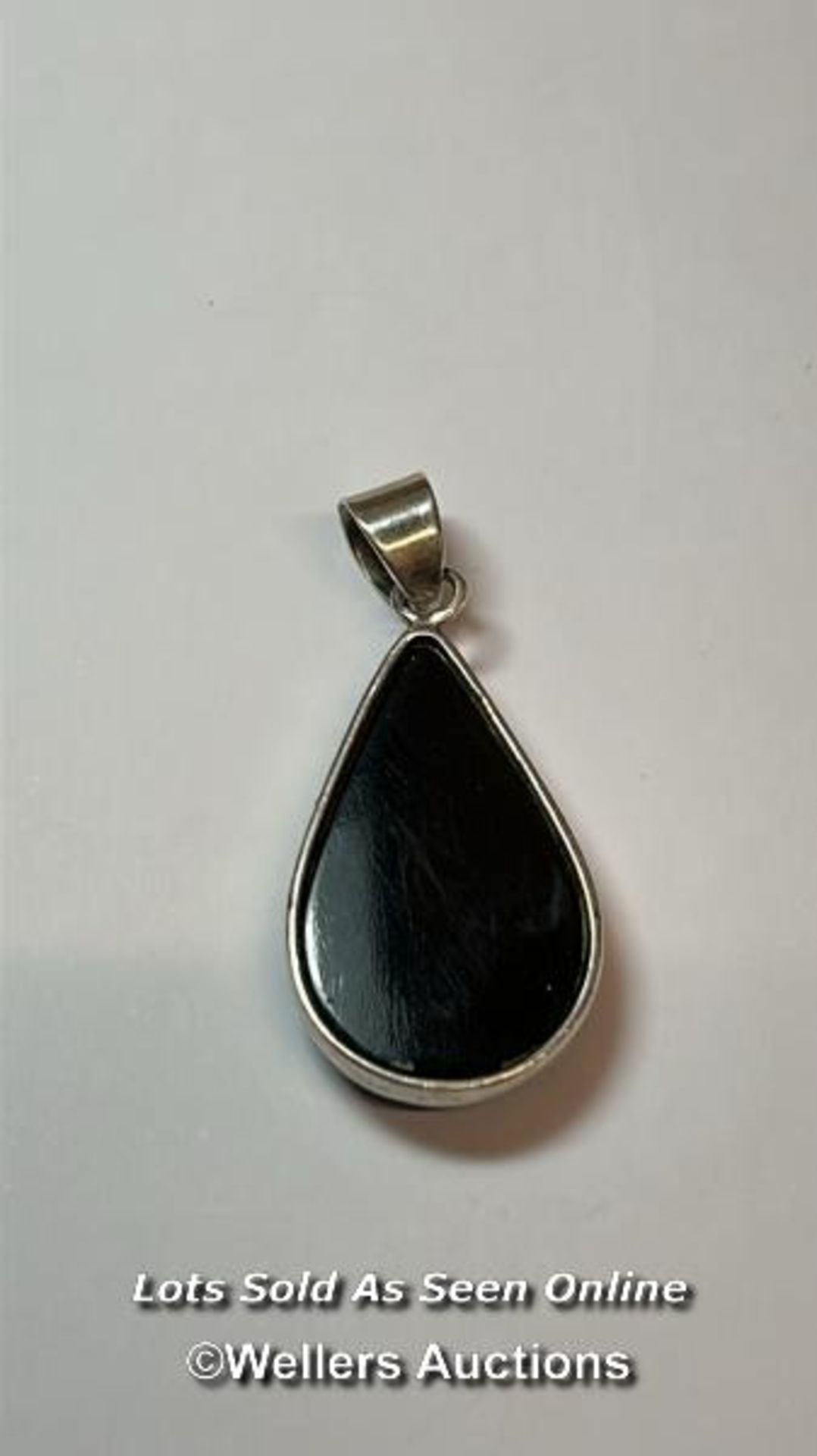 Black onyx pear drop pendant in metal stamped 925 for silver. Length 5cm / SF - Image 2 of 2