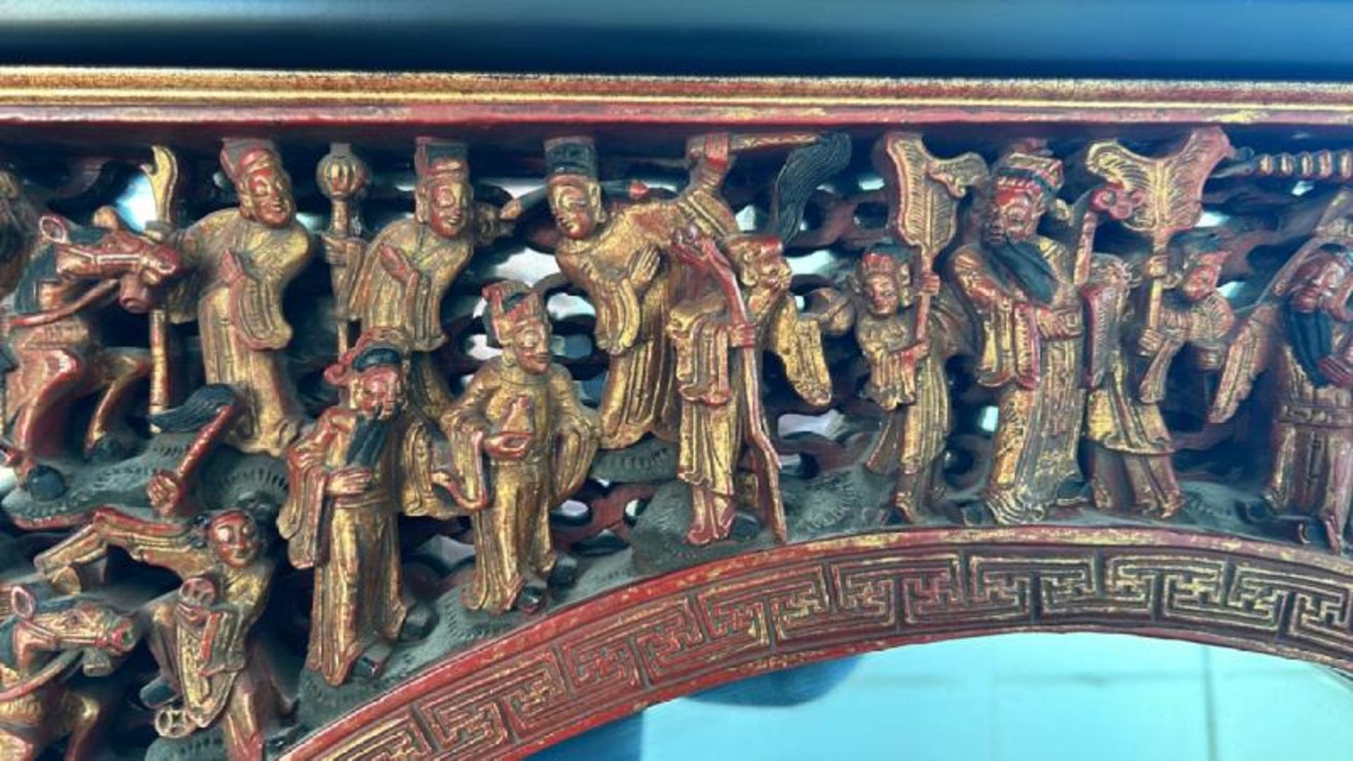 A carved and painted gilt Chinese mirror, with oriental figures in a relief arch at top, 65 x - Image 3 of 5