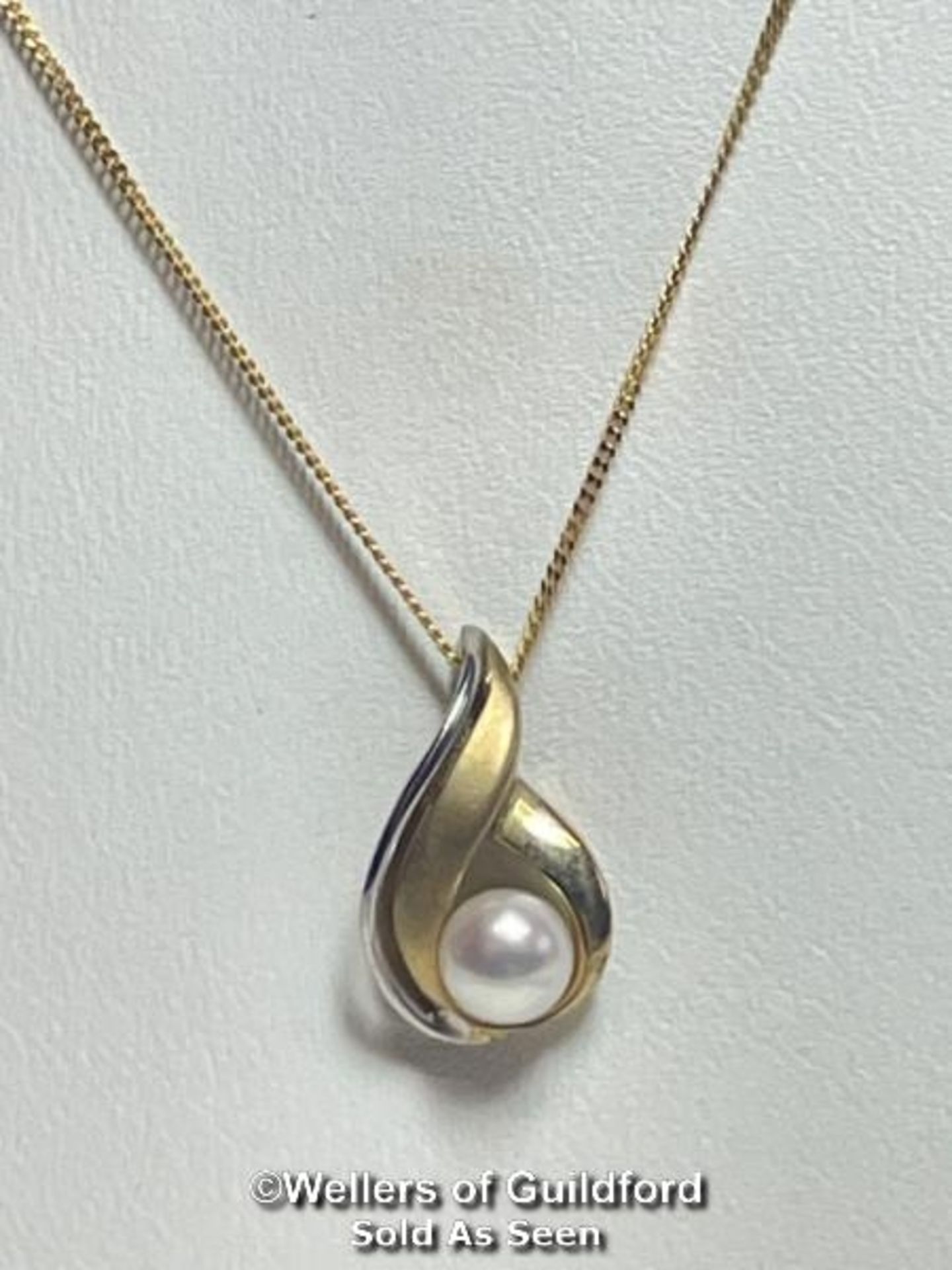 A cultured pearl and 9ct gold twist pendant on a 9ct gold chain, pendant 1.5cm long, lenth of - Bild 2 aus 8