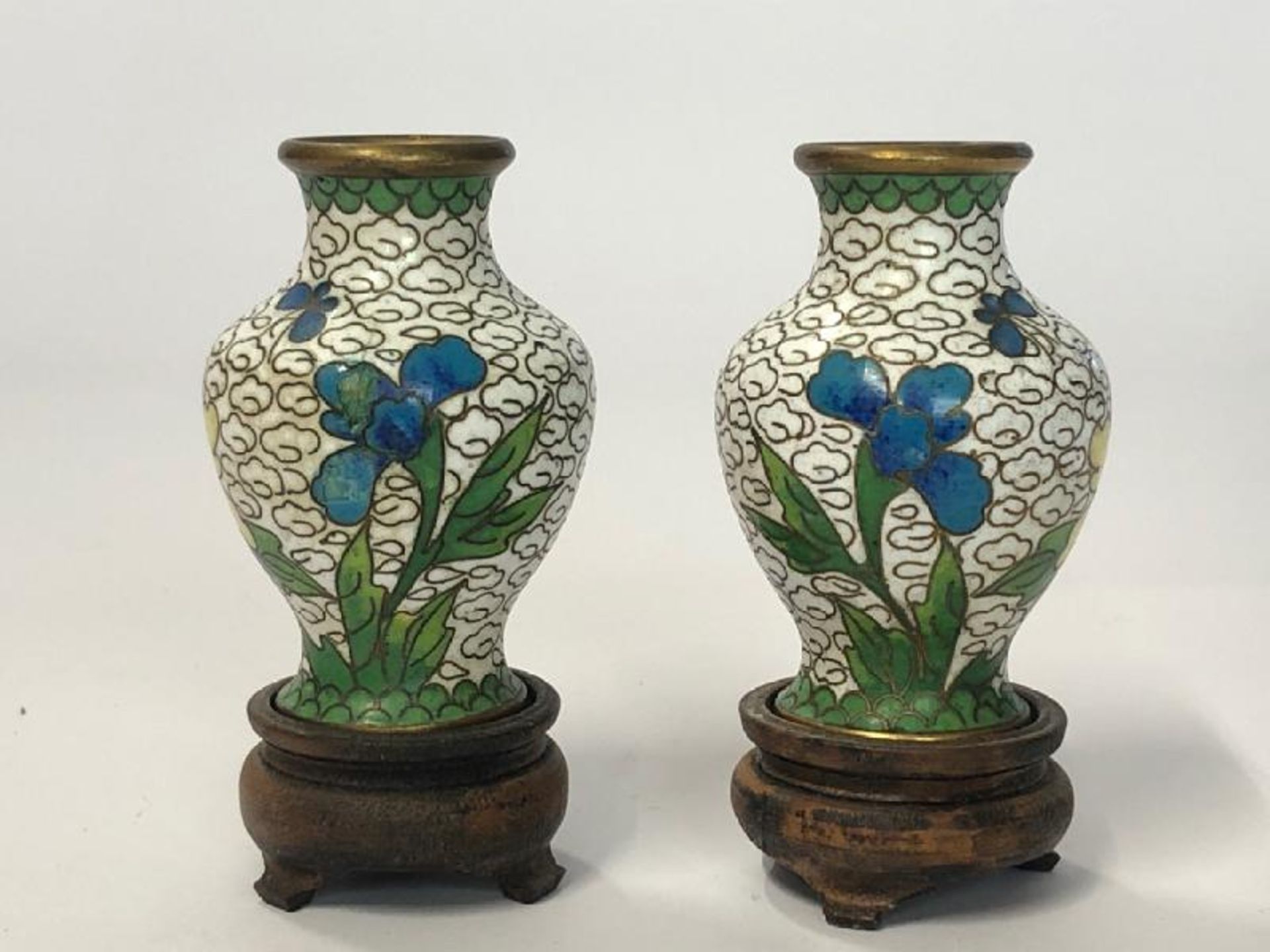 A pair of vintage miniature cloisonne vases (5cm high) on wooden bases with a matching round trinket - Image 2 of 7