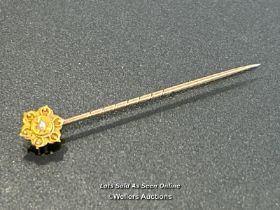 Boxed 15ct gold Etruscan style seed pearl set stick pin, 5.5cm long / SF