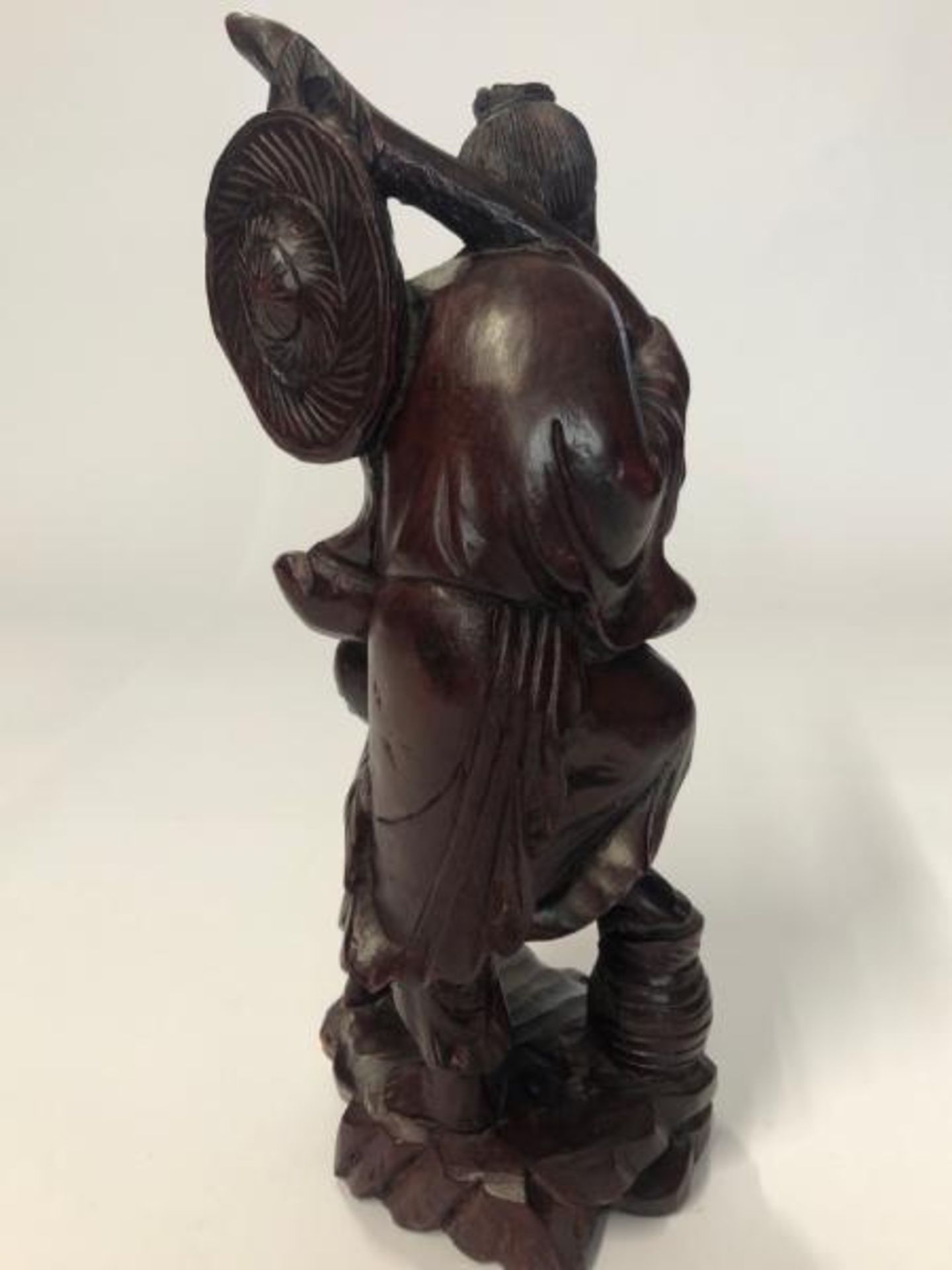 A carved hardwood figure of a fisherman and child, 30cm high / AN3 - Image 4 of 5
