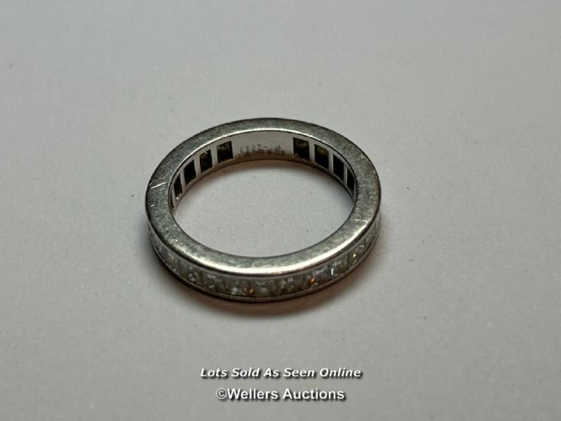 A princess cut diamond full eternity ring in hallmarked platinum, 2005. Estimated total diamond - Bild 3 aus 3