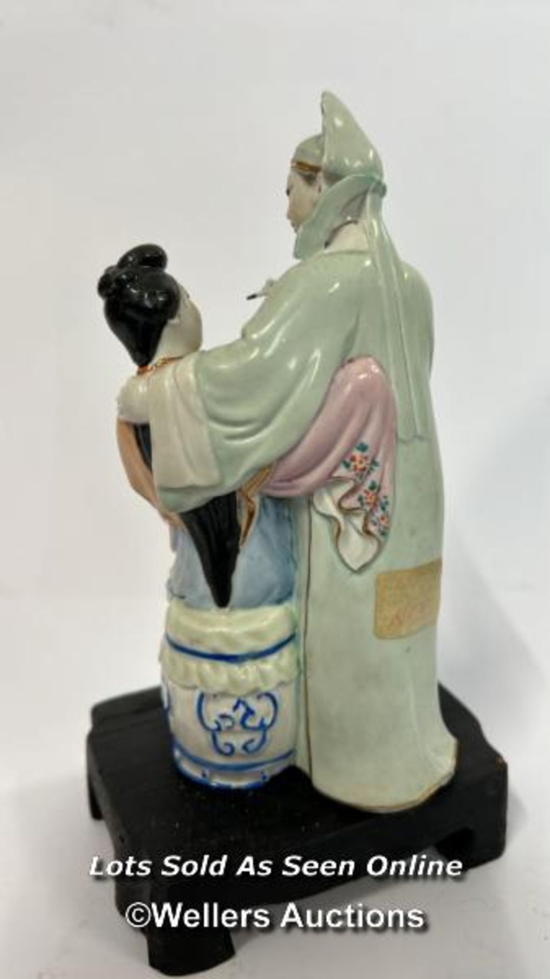 A Japanese famille rose figure on carved wooden base, 20cm high / AN9 - Bild 5 aus 6