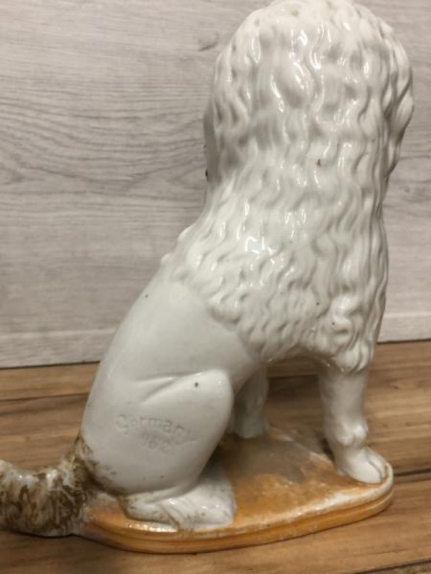 A pair of German porcelain Poodle dogs with baskets containing piglets, 19cm high / AN8 - Image 6 of 7