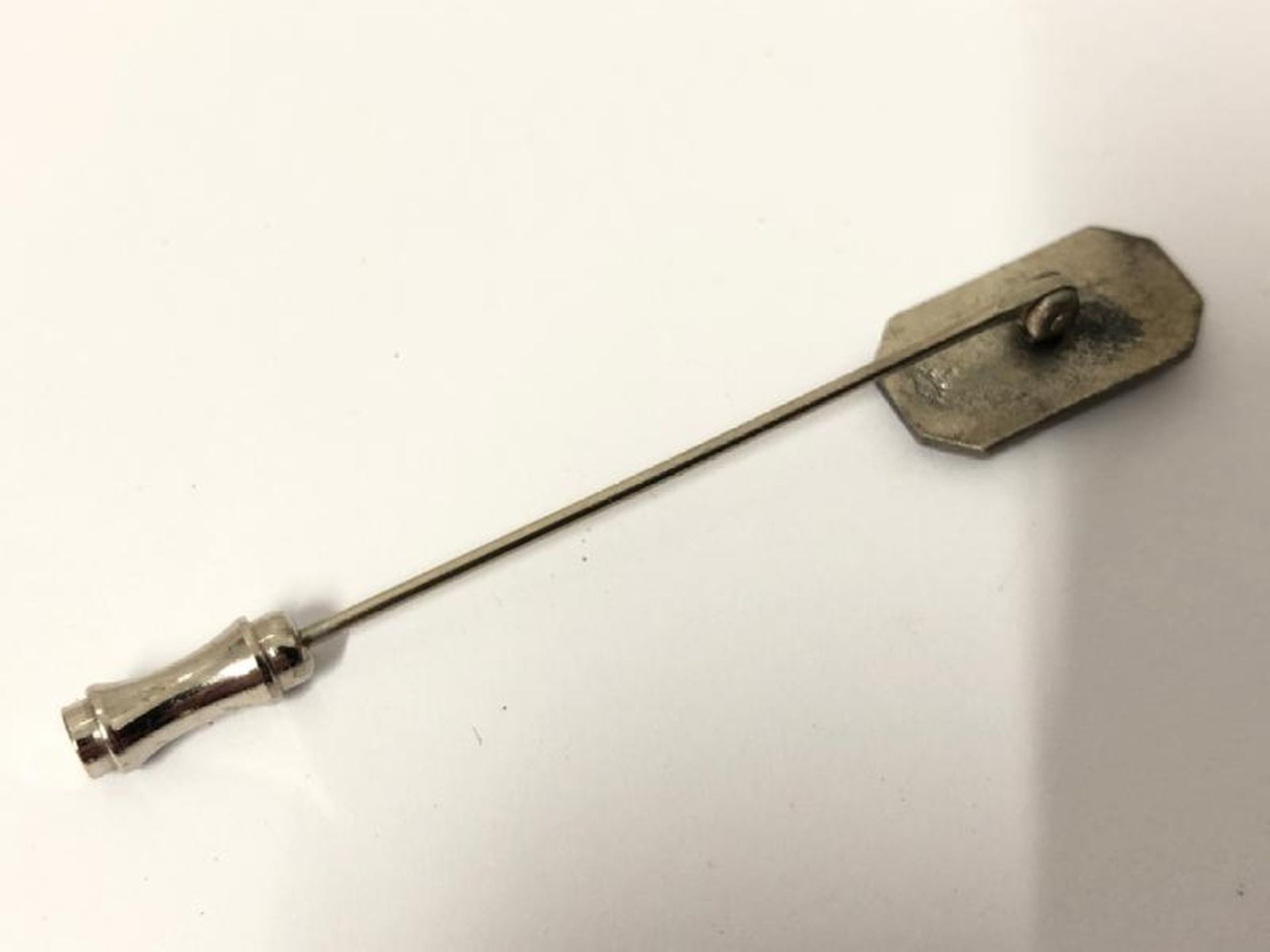 A white metal stick pin from Canada, 6cm long, 3g / AN9 - Image 2 of 4