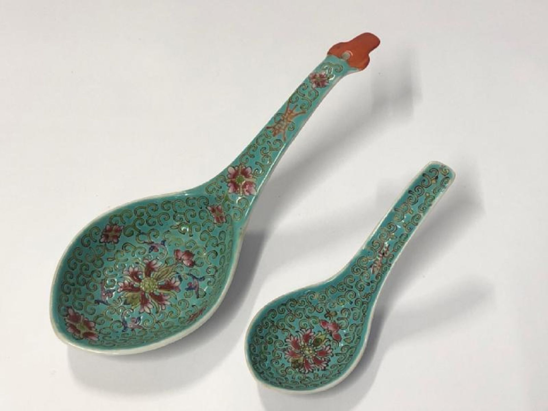 Matching vintage Chinese turqouise famille rose set comprising of soup bowls, cups and spoons(8) / - Image 12 of 13