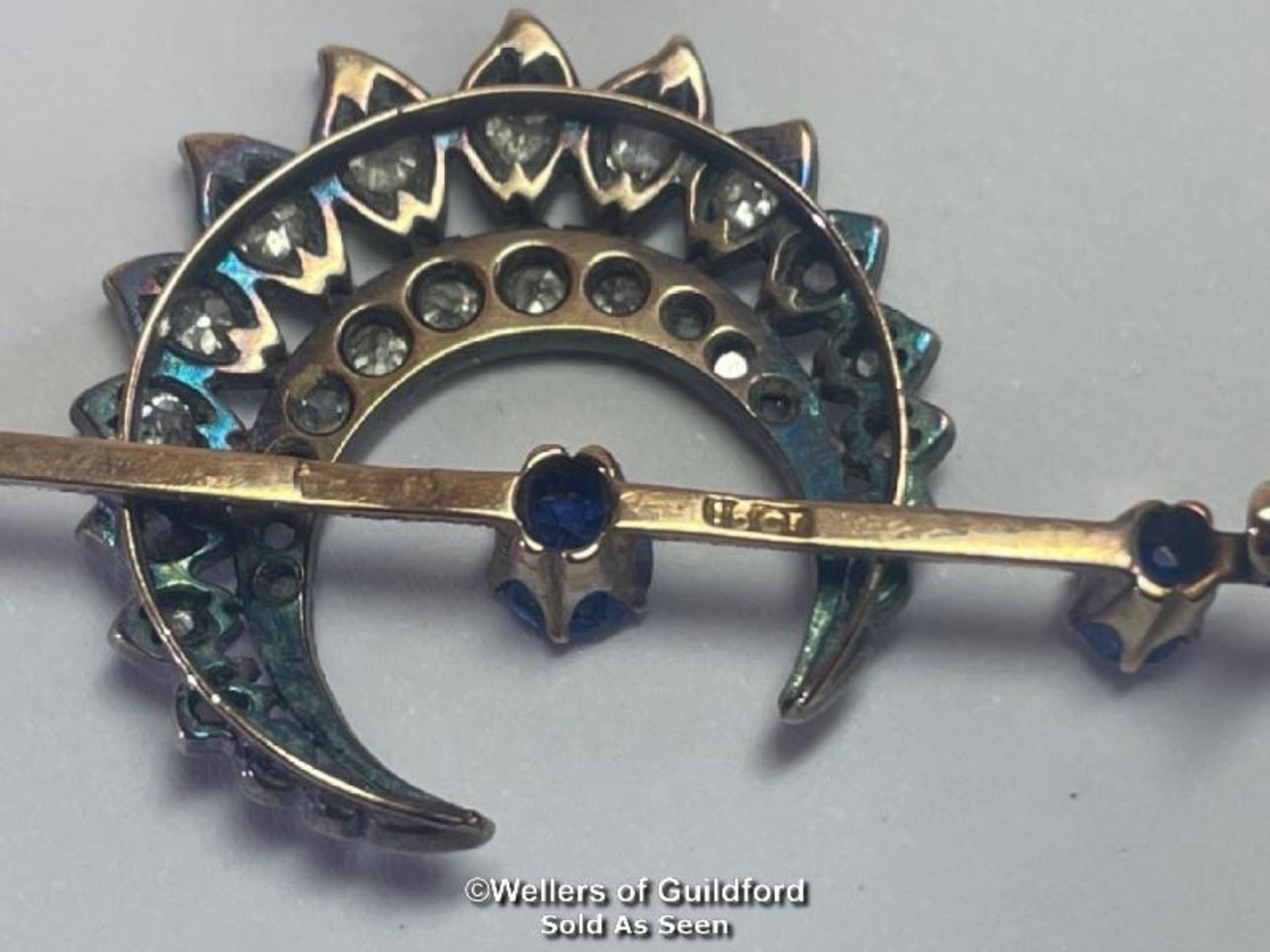 Late Victorian diamond and sapphire cresent bar brooch. Three round old cut sapphires estimated - Bild 10 aus 15