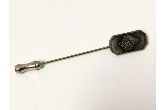 A white metal stick pin from Canada, 6cm long, 3g / AN9 - Image 1 of 4