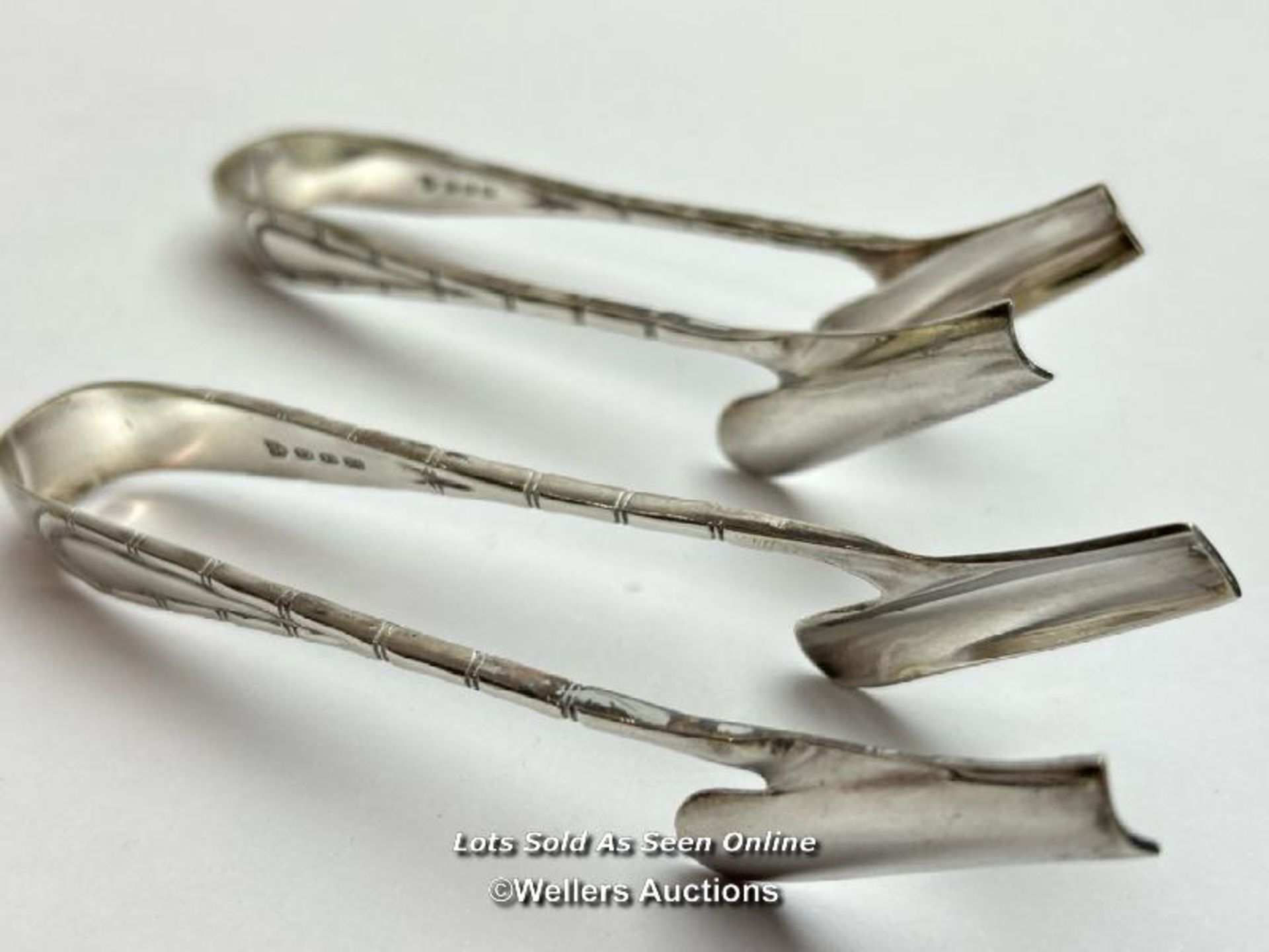 A pair of silve plate asparagus tongs and asparagus dish with a meatal three armed sandwich - Image 2 of 6