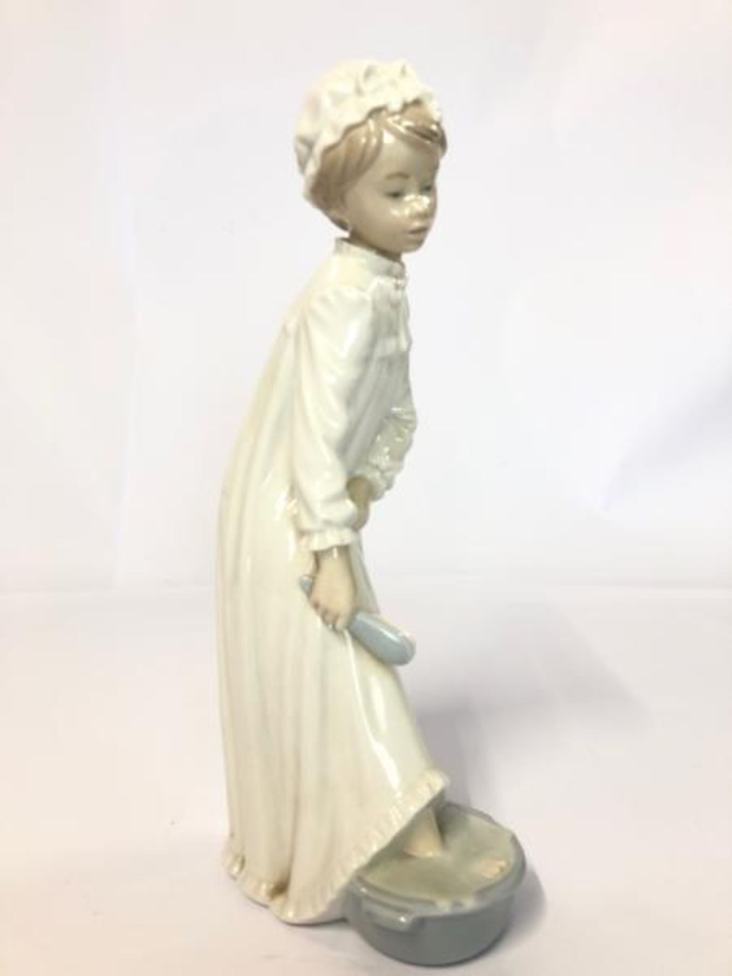Two Lladro Nao figurines "Girl Takes a Footbath" and "Girl Holding Dove", tallest 28cm high / AN7 - Image 2 of 6