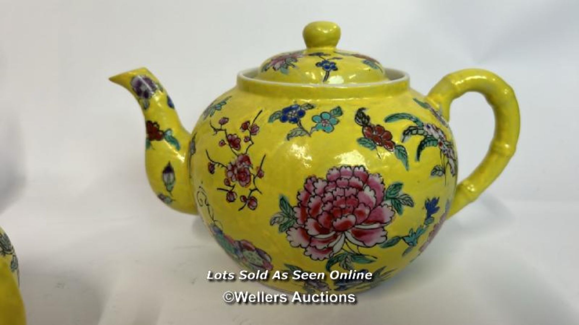 Vintage Chinese fourty five piece tea service, hand painted yellow with flowers / AN13 - Image 4 of 6