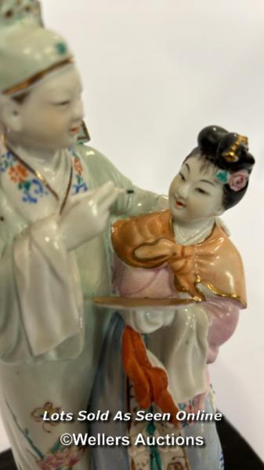 A Japanese famille rose figure on carved wooden base, 20cm high / AN9 - Image 3 of 6