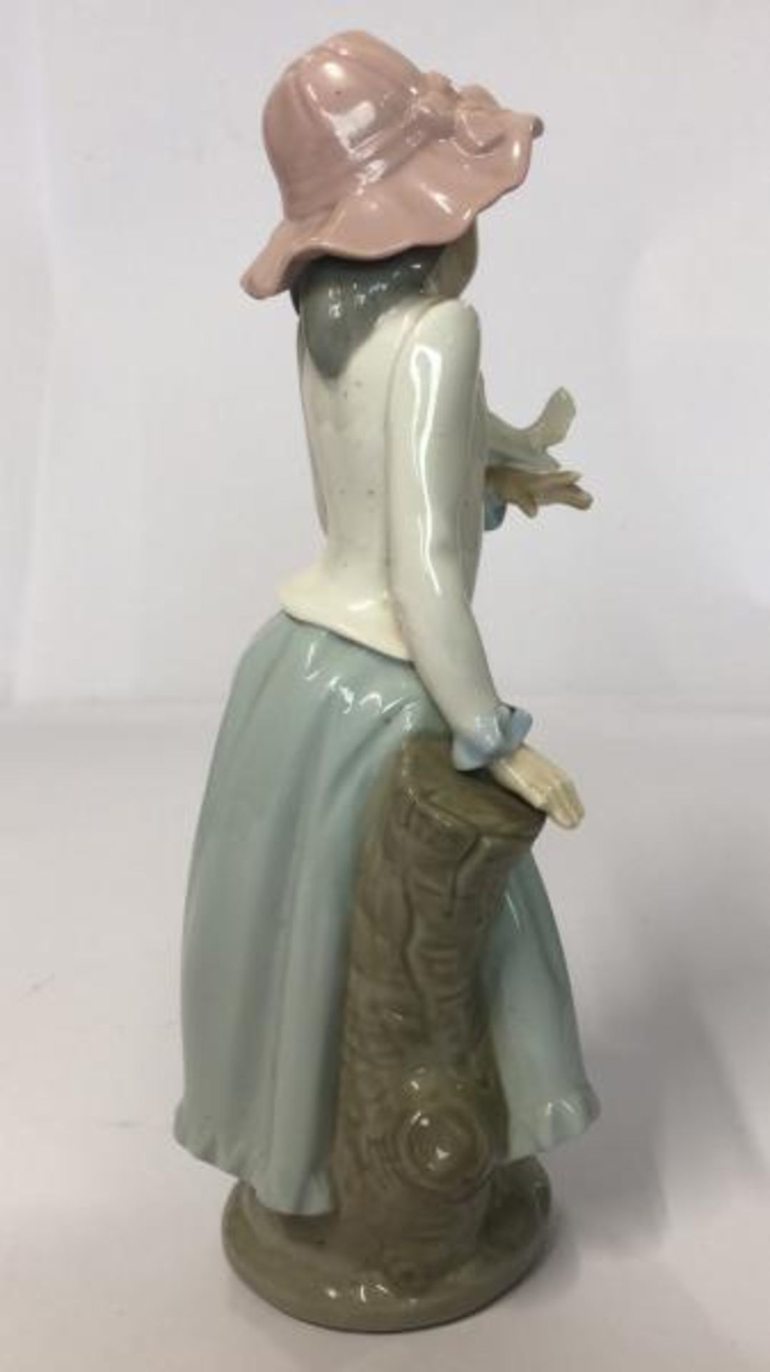 Two Lladro Nao figurines "Girl Takes a Footbath" and "Girl Holding Dove", tallest 28cm high / AN7 - Image 5 of 6