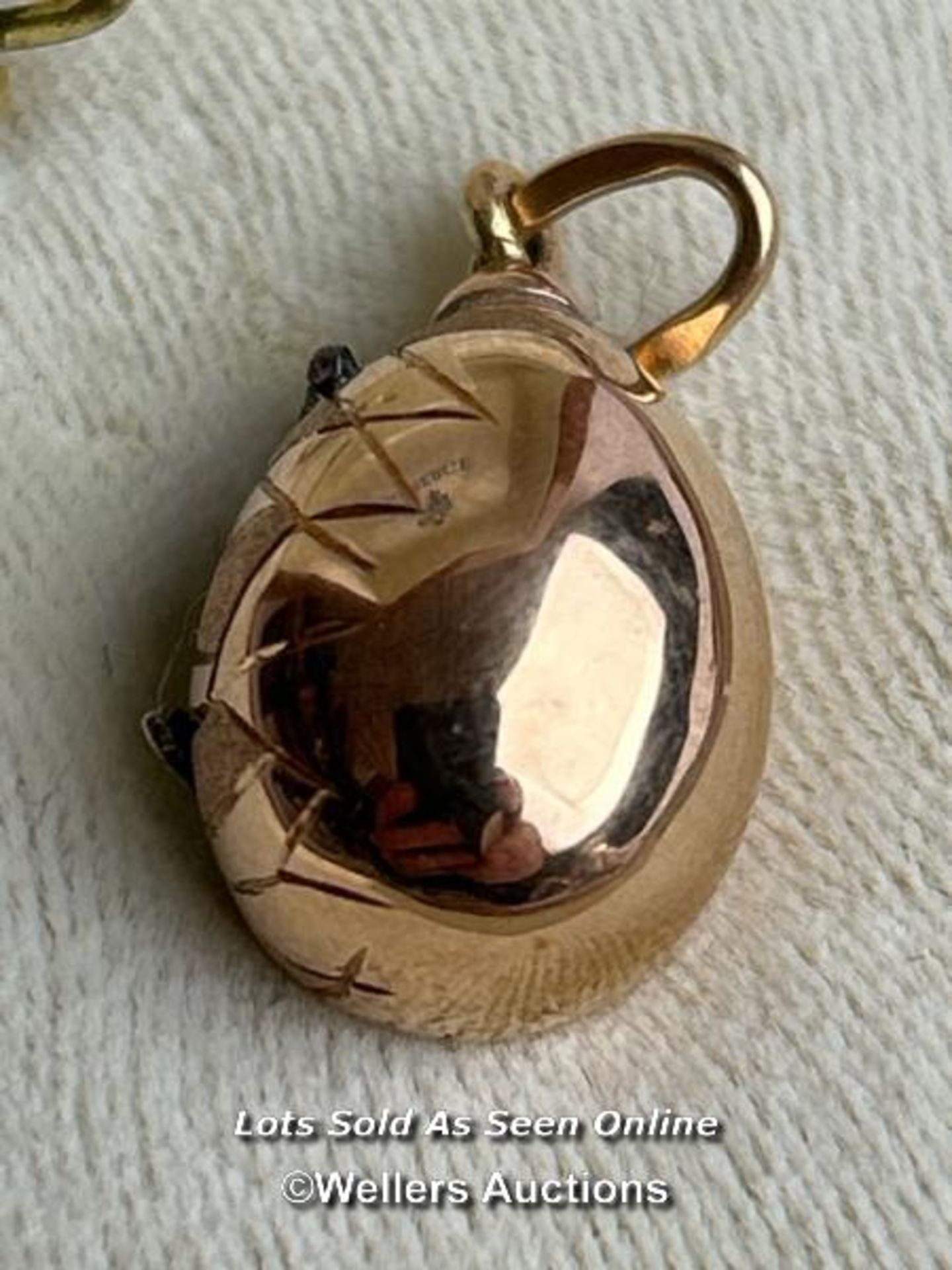 A Faberge style egg pendant with hatching diamond encrusted chick, measuring 20mm x 12mm, the loop - Bild 2 aus 6