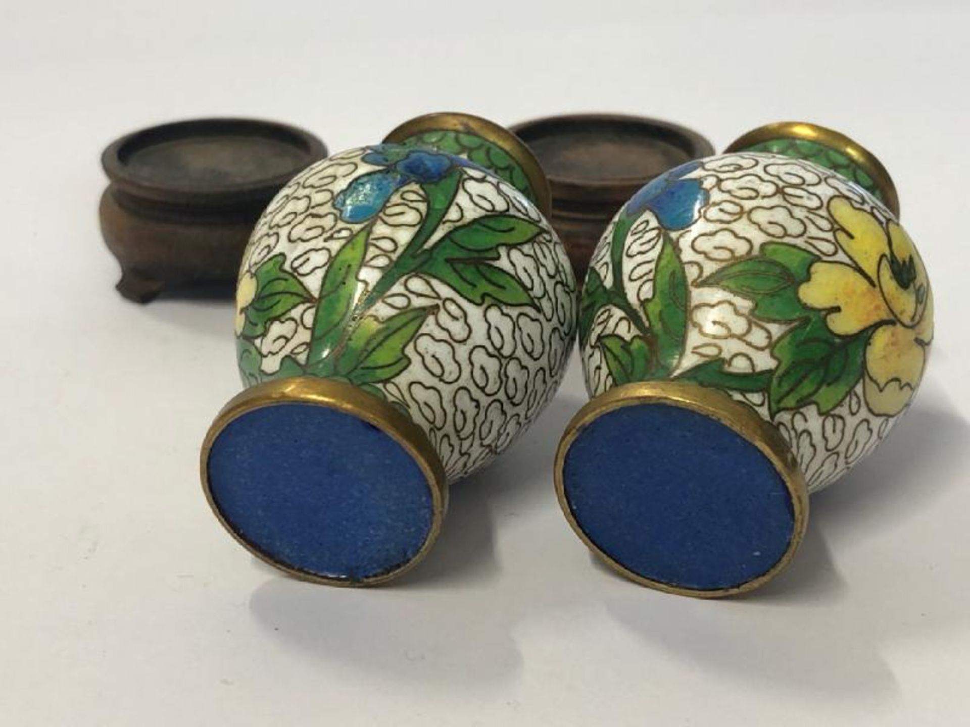 A pair of vintage miniature cloisonne vases (5cm high) on wooden bases with a matching round trinket - Image 3 of 7