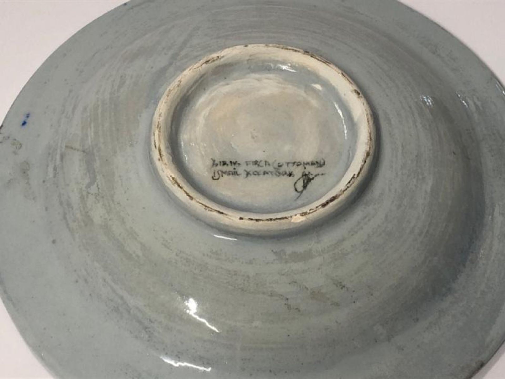 A hand painted glazed pottery plate signed 'Firca (Ottoman) Ismail', 31.5cm diameter / AN4 - Bild 3 aus 4