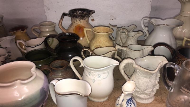 A large collection of assorted jugs including Belleek / AN42 - Bild 11 aus 13