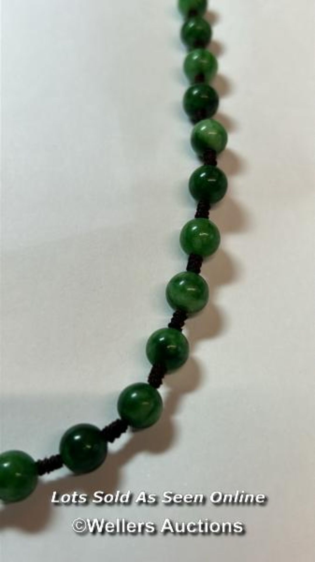 Jade bead necklace string knotted in contrast thread with gold plated hook clasp. Length 60cm, 8-8" - Bild 2 aus 3