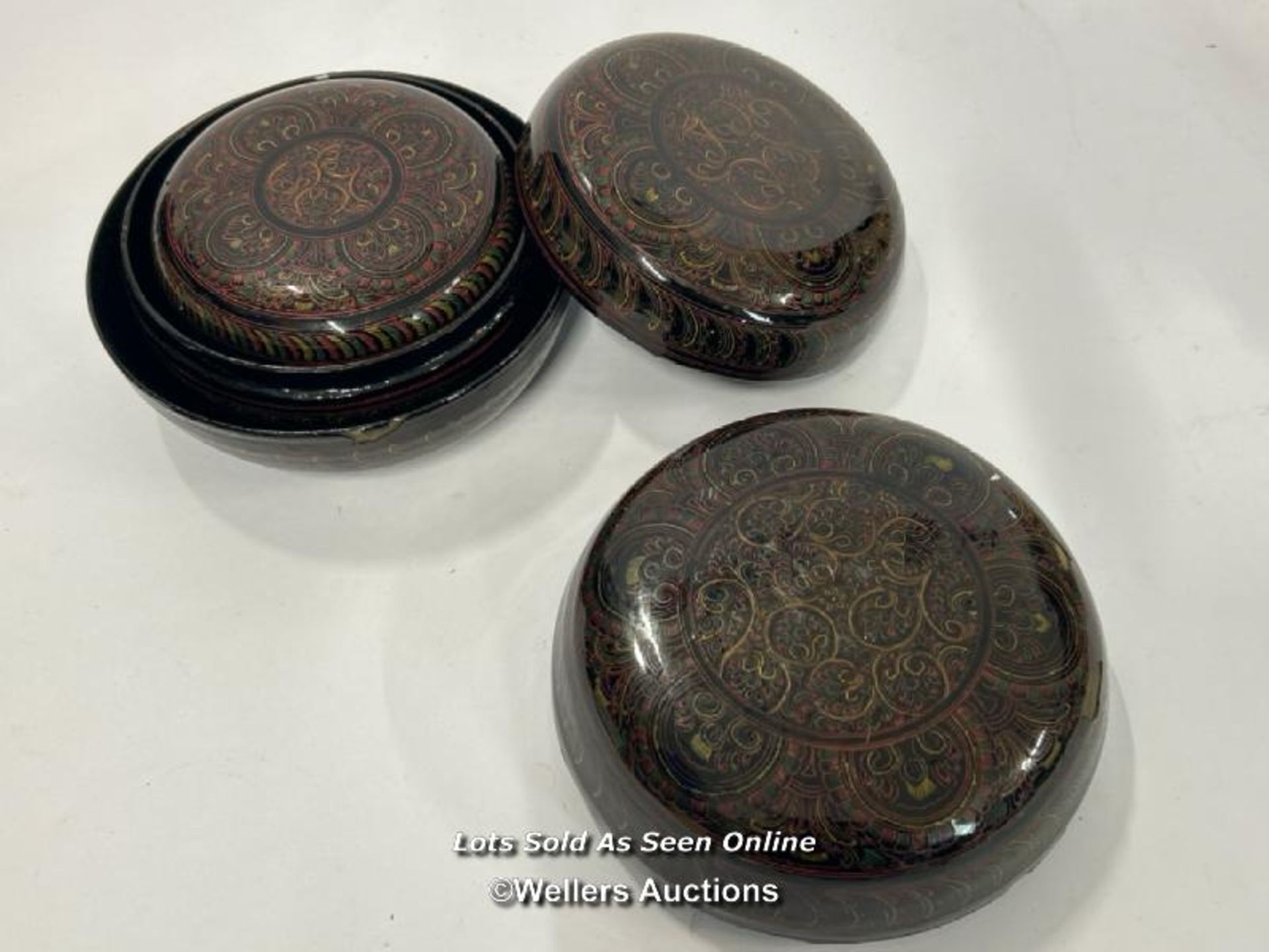 A decorative lacquer ware set of three round boxes, largest 15cm diameter / AN14 - Image 2 of 2