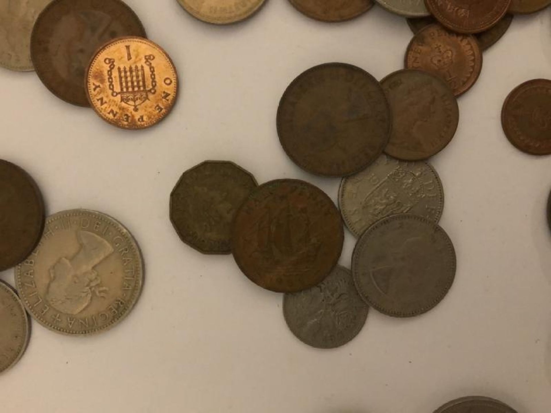 A large quantity of Queen Elizabeth II coins dating from 1953 - 1981 (with some years missing) / AN9 - Bild 3 aus 7