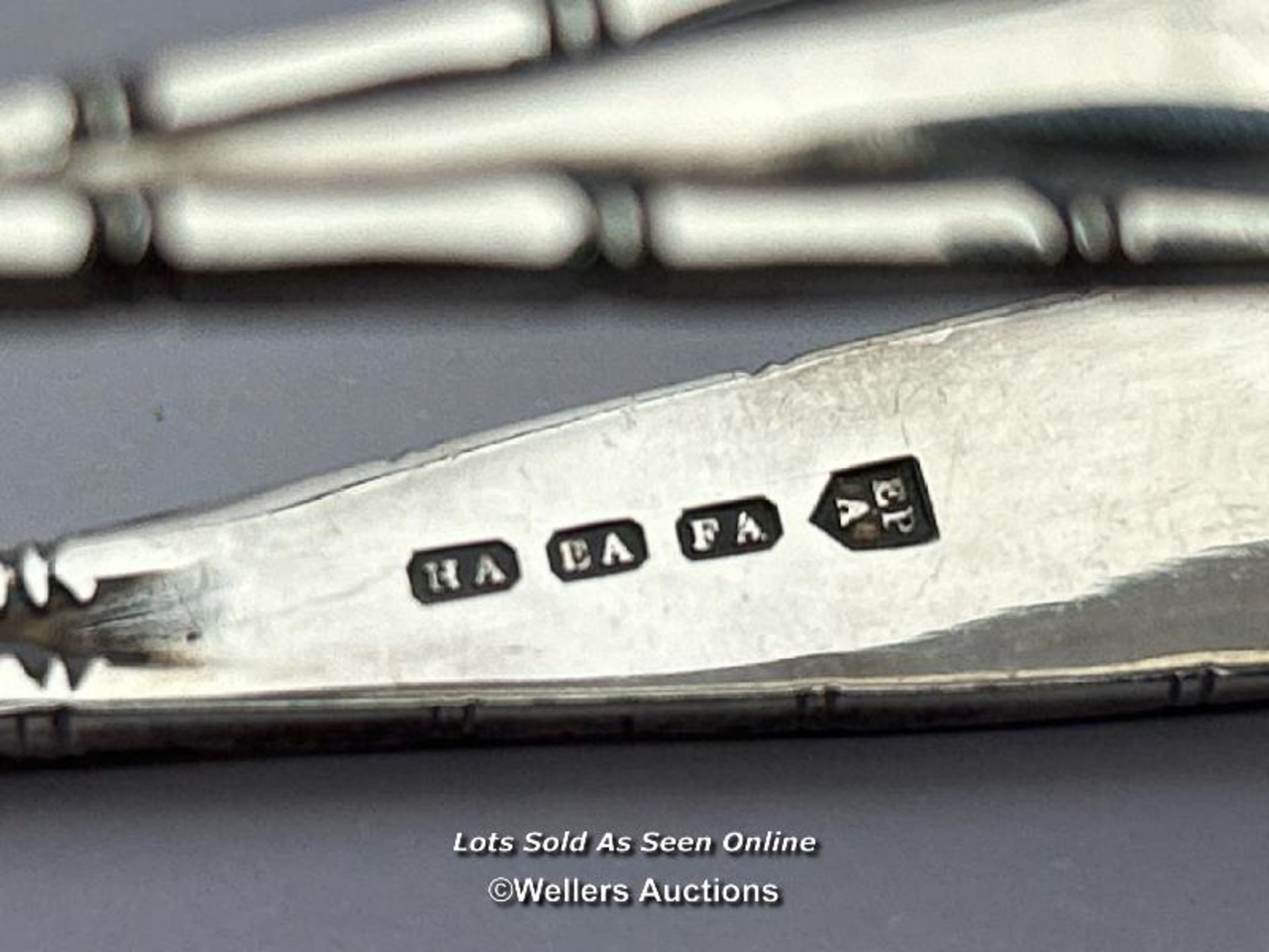 A pair of silve plate asparagus tongs and asparagus dish with a meatal three armed sandwich - Image 3 of 6