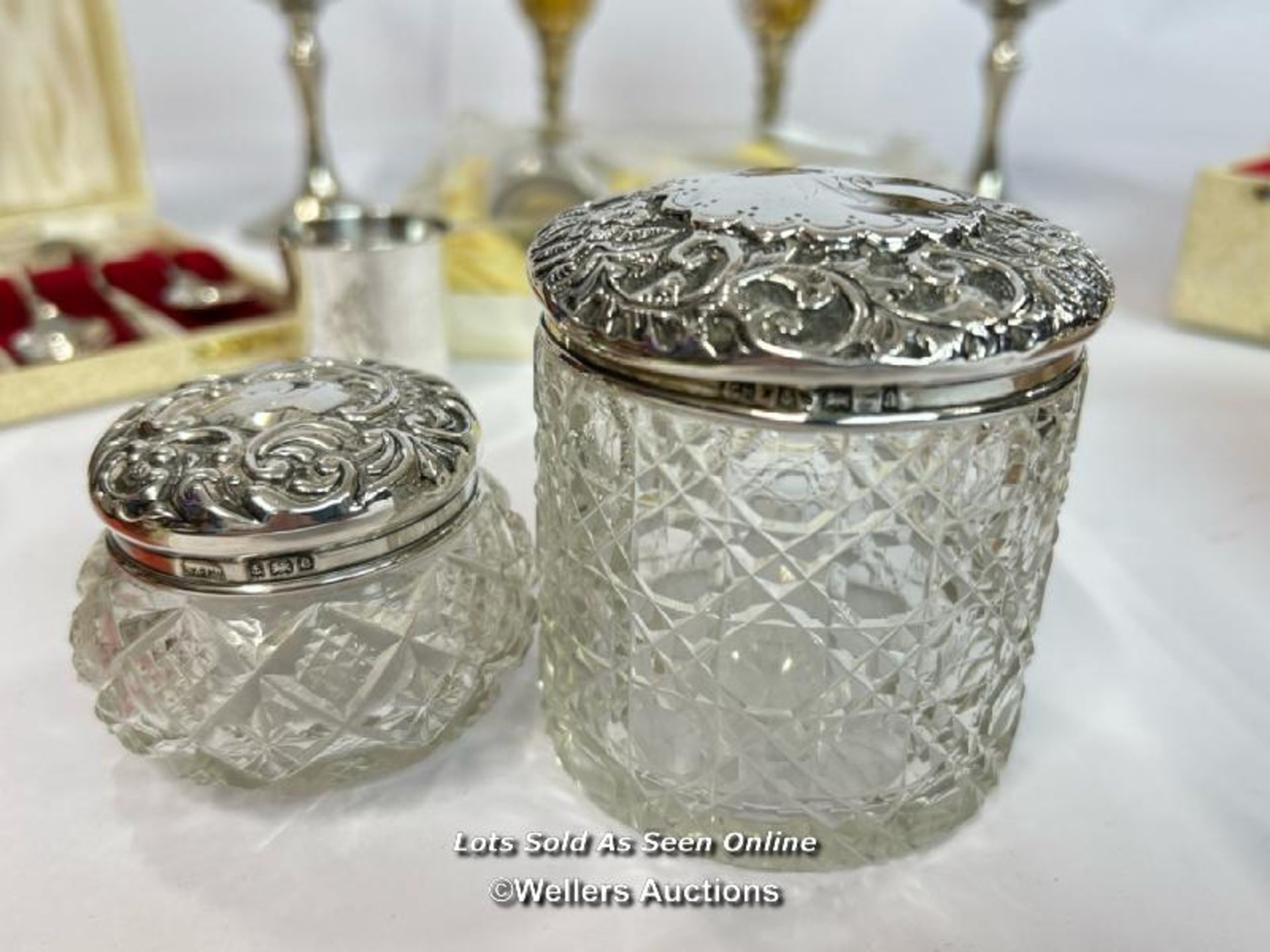 Two hallmarked silver top dressing table jars c1930, siver weight 29g, with variouse silver plate - Bild 2 aus 12