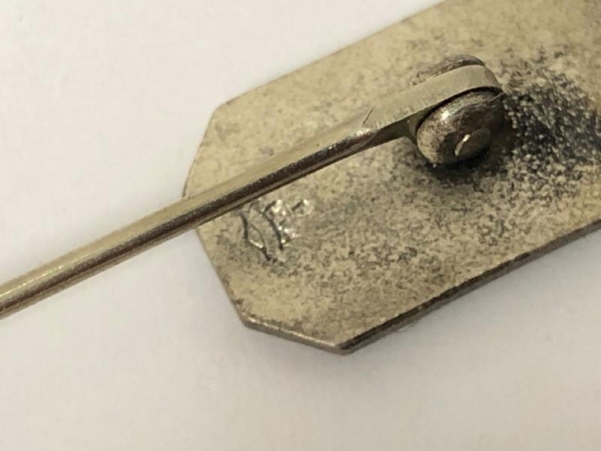 A white metal stick pin from Canada, 6cm long, 3g / AN9 - Image 3 of 4