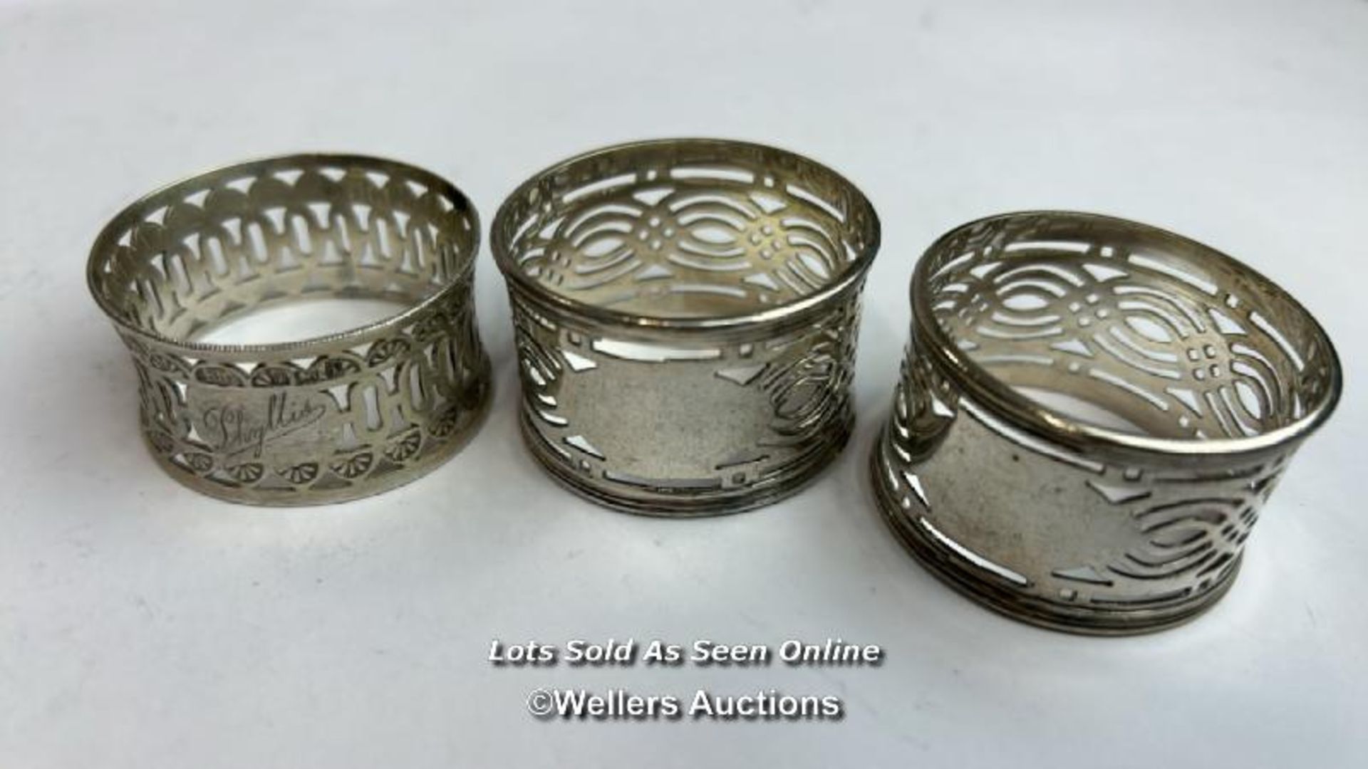*Twelve assorted napkin rings including five hallmarked silver, silver weight 161g / AN17 - Bild 12 aus 12