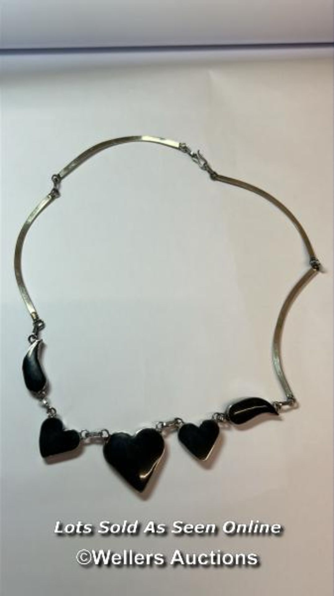 Double sided mother of pearl and black onyx necklace in silver coloured metal / SF - Image 4 of 4